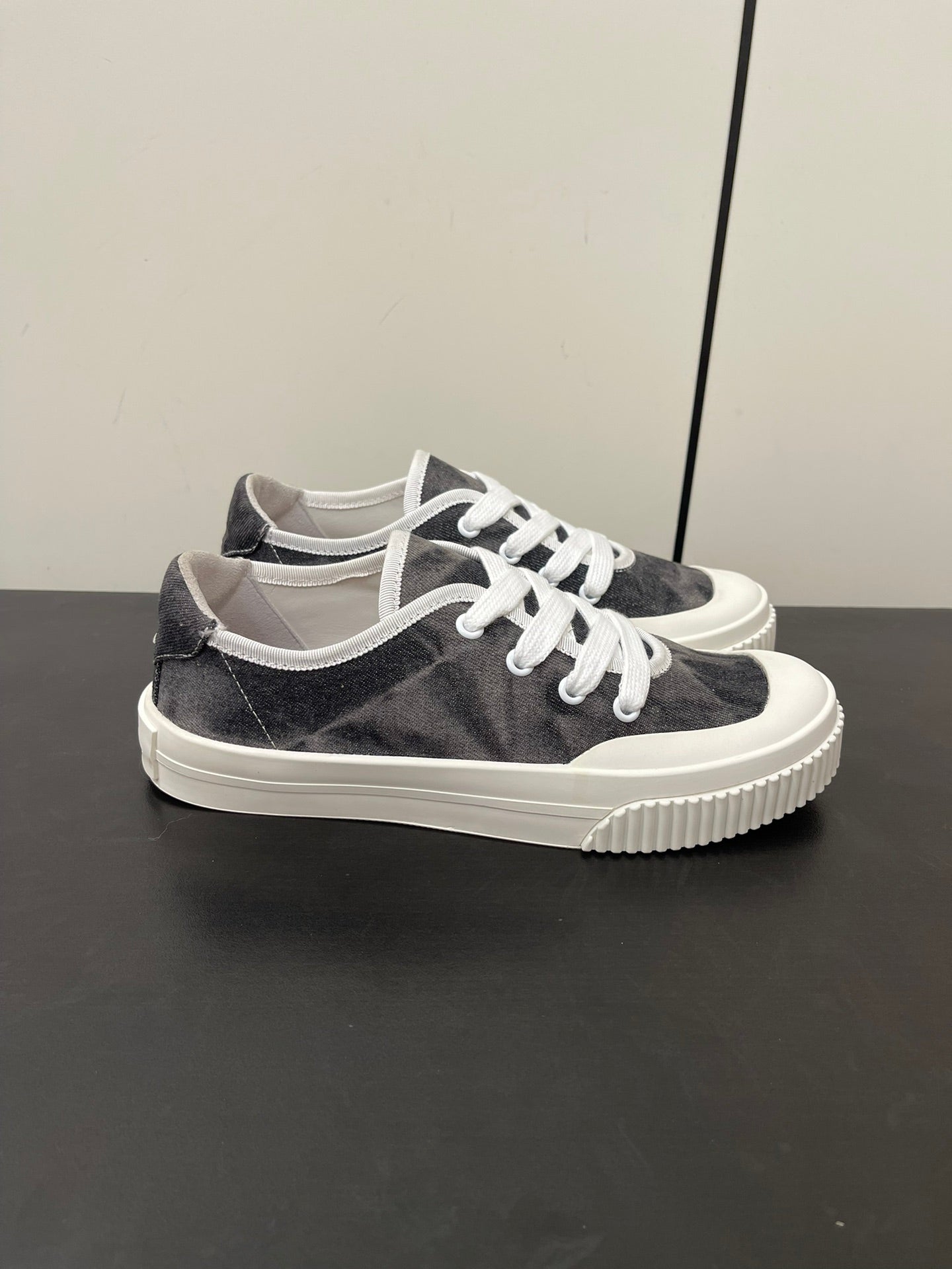 LP CLASSIC BISCUIT SNEAKER CHARCOAL CALFSKIN