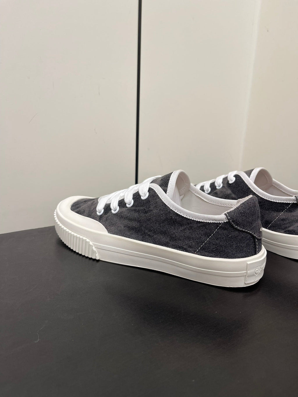 LP CLASSIC BISCUIT SNEAKER CHARCOAL CALFSKIN