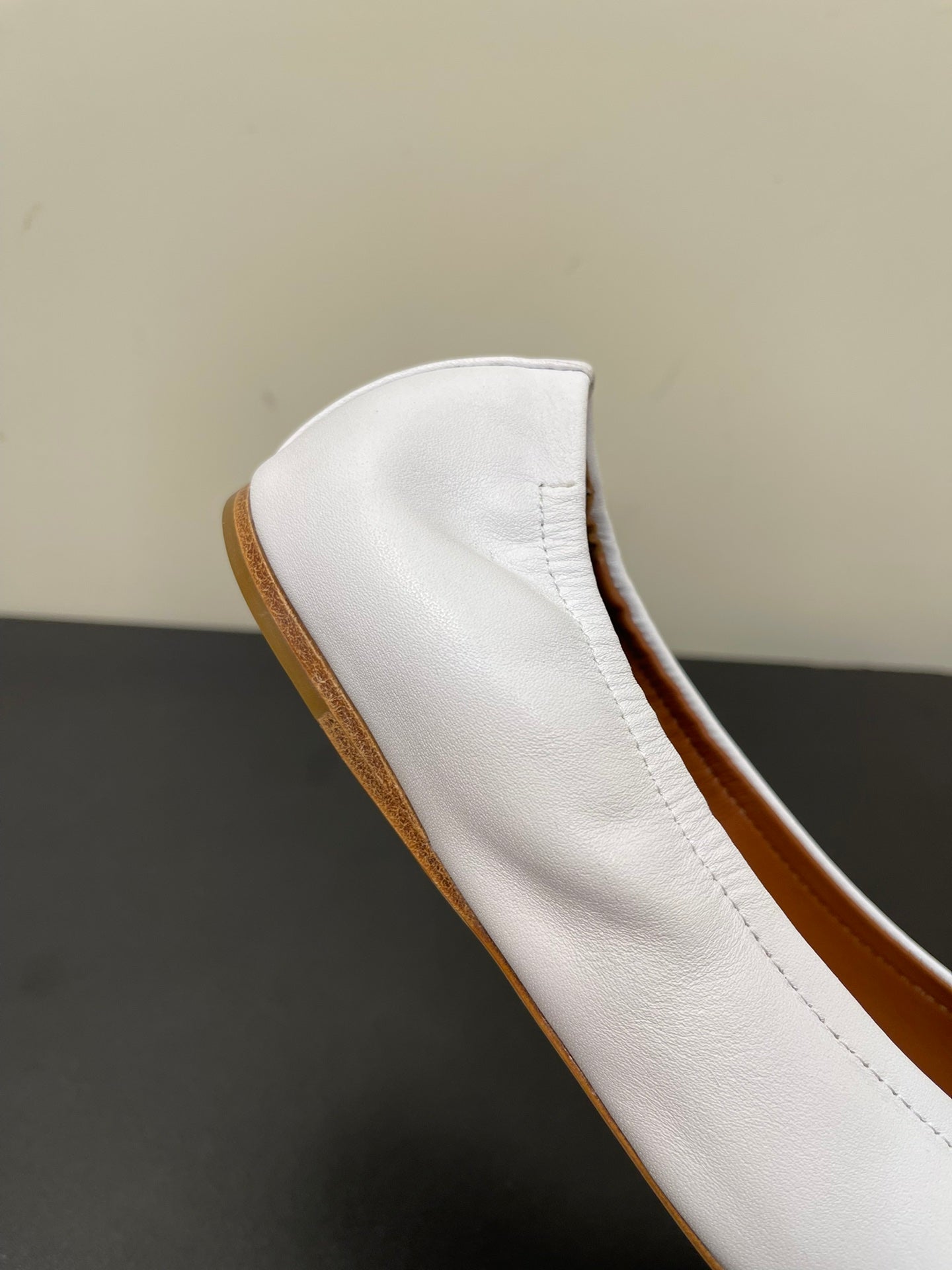 ALAIA BALLET FLATS IN WHITE SMOOTH CALFSKIN