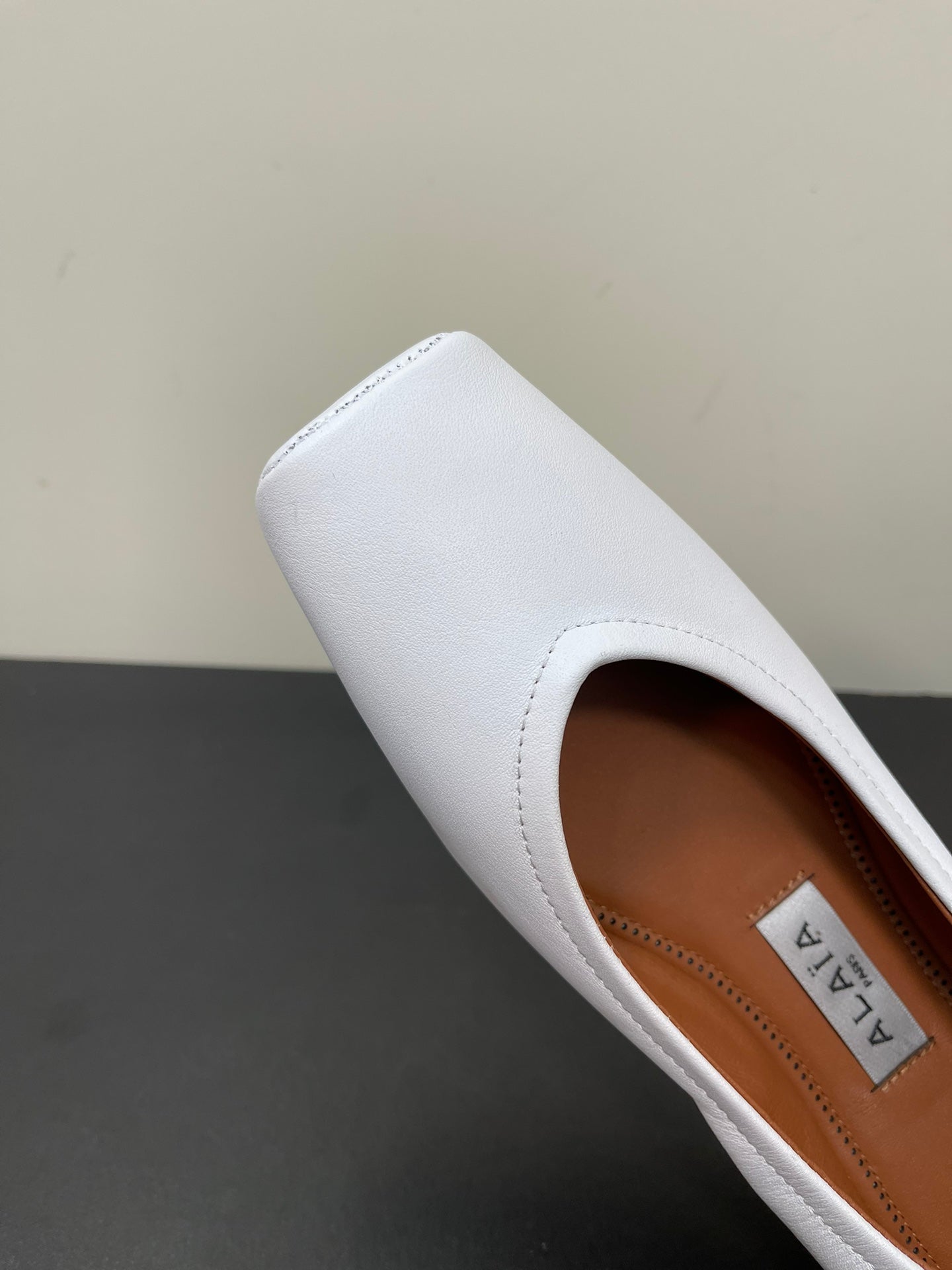 ALAIA BALLET FLATS IN WHITE SMOOTH CALFSKIN