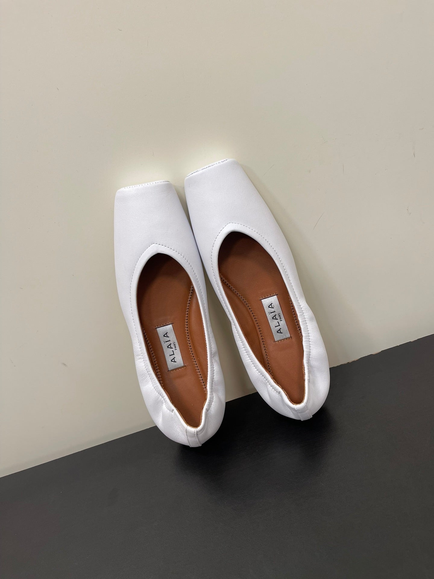ALAIA BALLET FLATS IN WHITE SMOOTH CALFSKIN