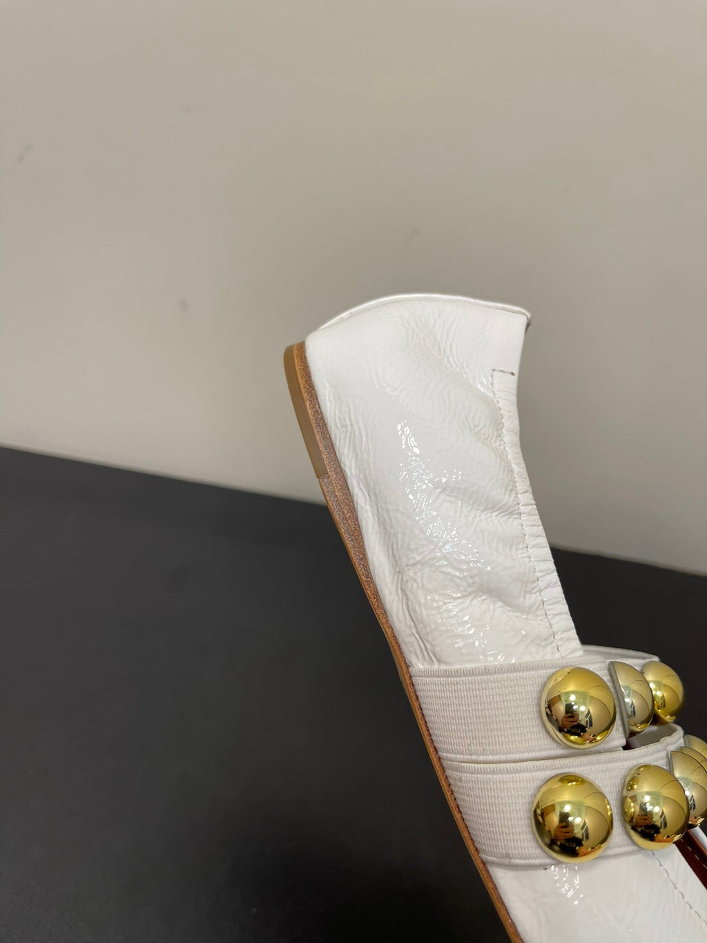 ALAIA BALLET FLATS IN WHITE GLOSSY CALFSKIN WITH GOLD HARDWARE