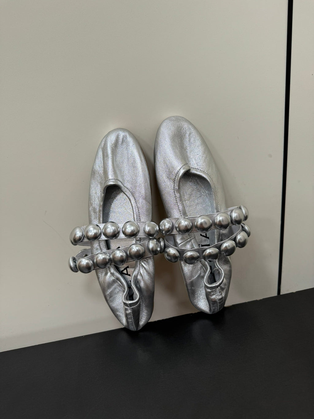 ALAIA SPHERE BALLET FLATS IN SILVER LAMBSKIN