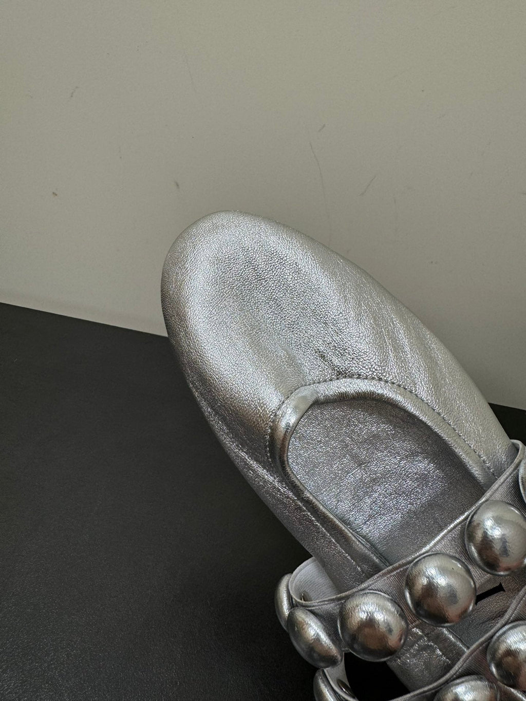 ALAIA SPHERE BALLET FLATS IN SILVER LAMBSKIN