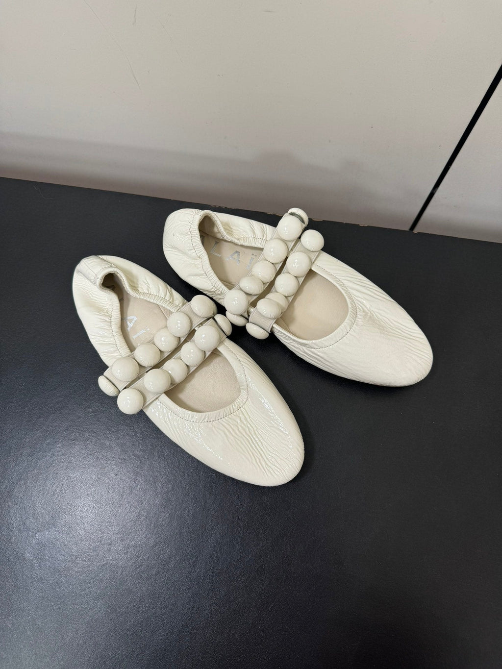 ALAIA SPHERE BALLET FLATS IN WHITE LAMBSKIN