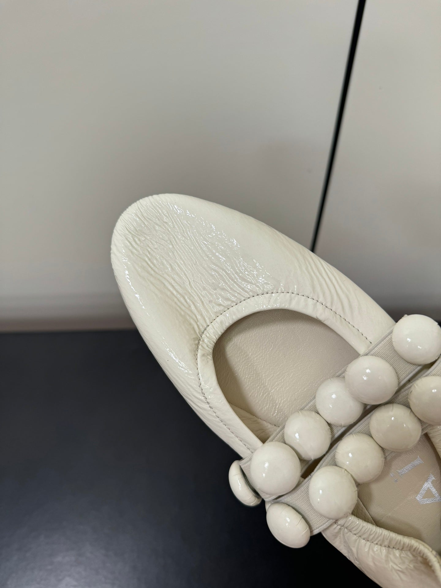 ALAIA SPHERE BALLET FLATS IN WHITE LAMBSKIN