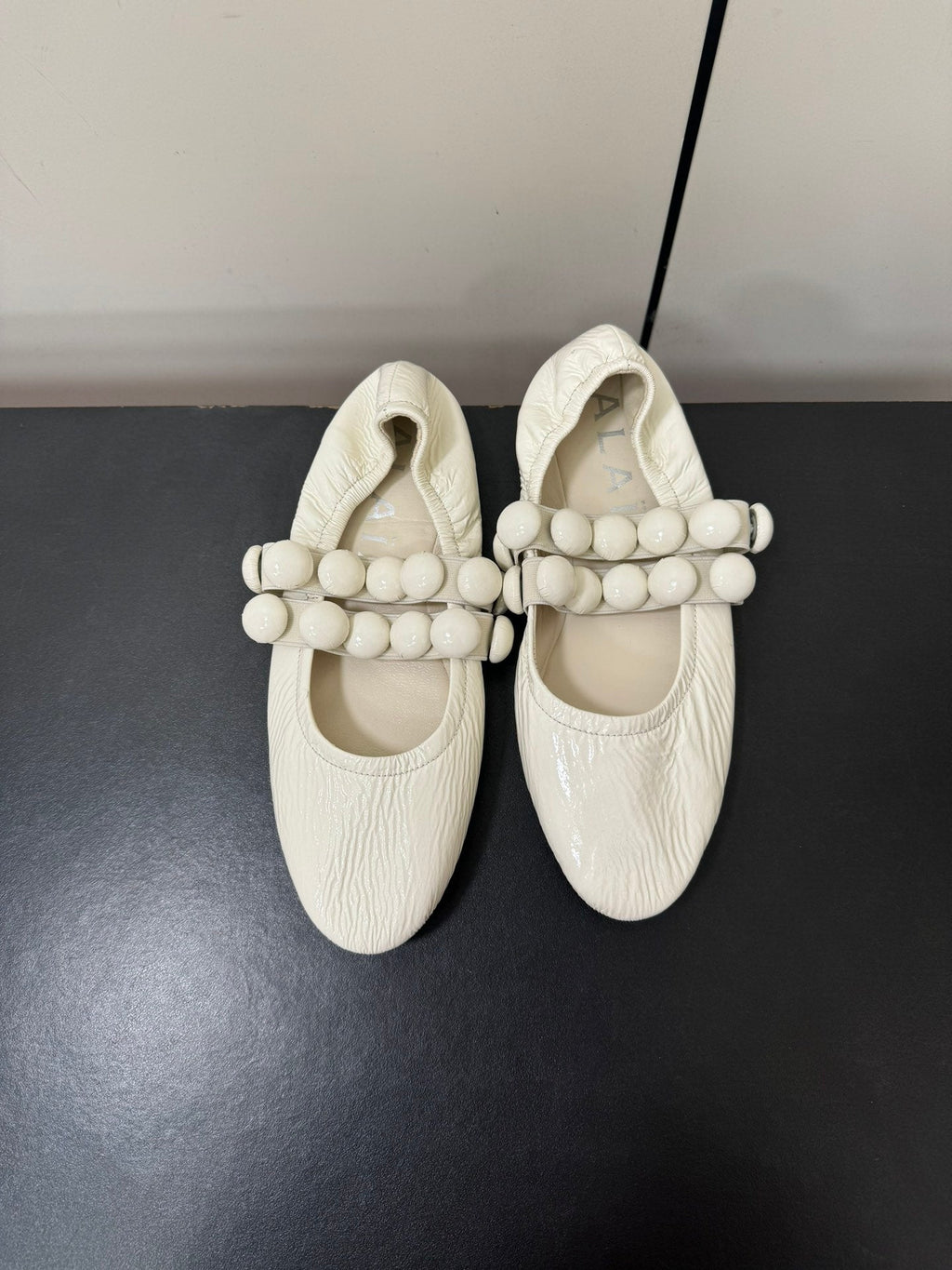 ALAIA SPHERE BALLET FLATS IN WHITE LAMBSKIN