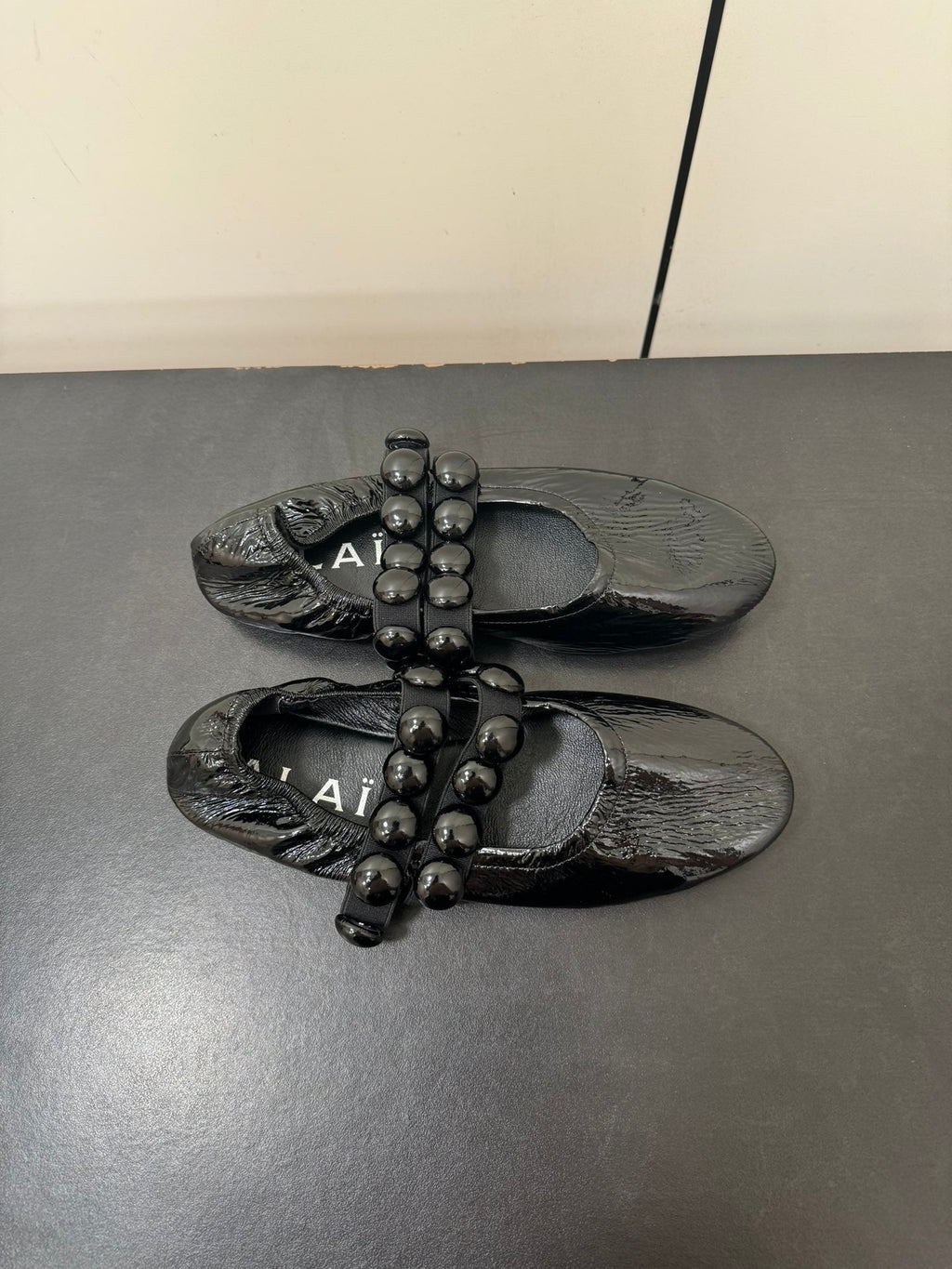 ALAIA SPHERE BALLET FLATS IN BLACK LAMBSKIN