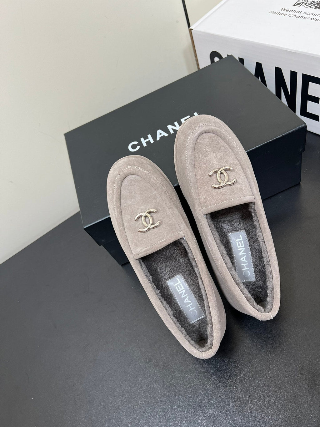 LOAFER IN KHAKI BROWN SUEDE AND SOLF FLEECE LINING