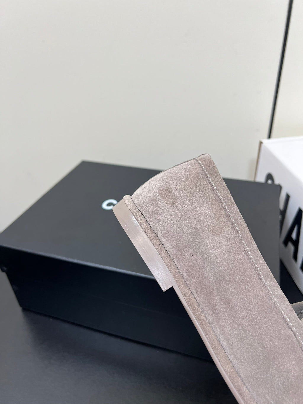 LOAFER IN KHAKI BROWN SUEDE AND SOLF FLEECE LINING