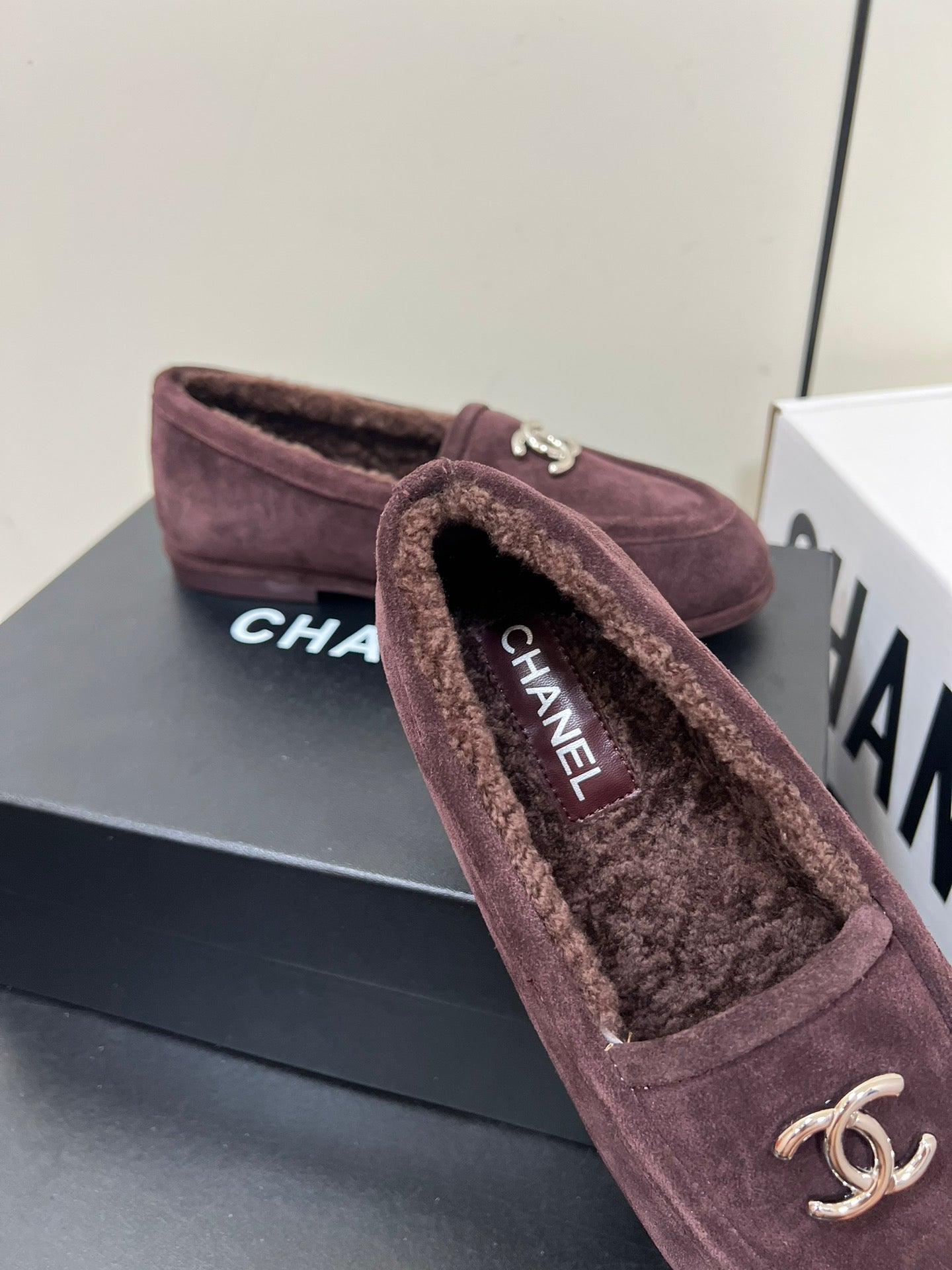 LOAFER IN CHESTNUT BROWN SUEDE AND SOLF FLEECE LINING