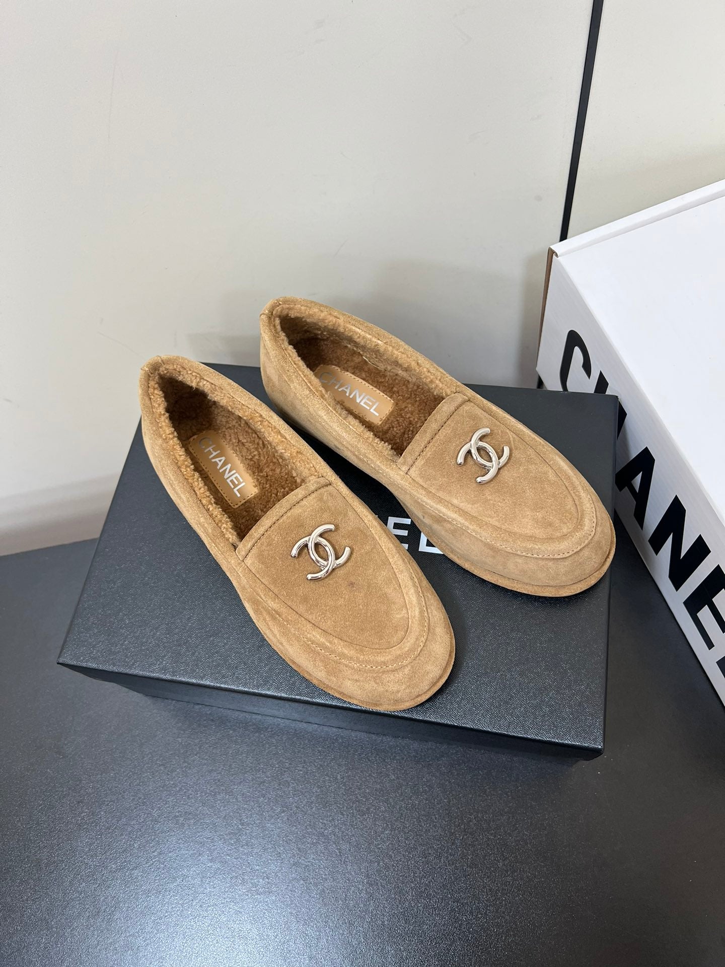 LOAFER IN SEPIA TAN SUEDE AND SOLF FLEECE LINING