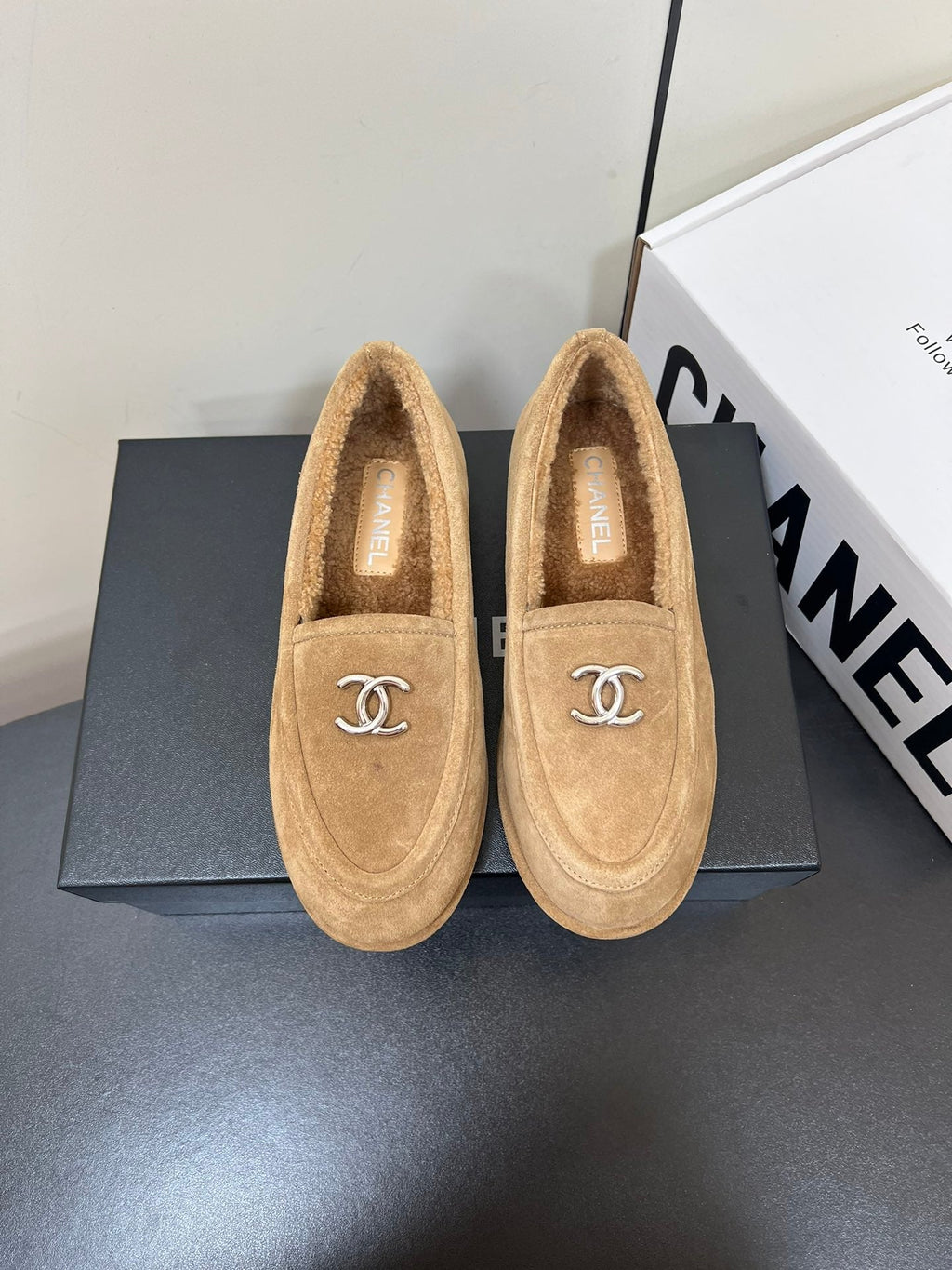 LOAFER IN SEPIA TAN SUEDE AND SOLF FLEECE LINING