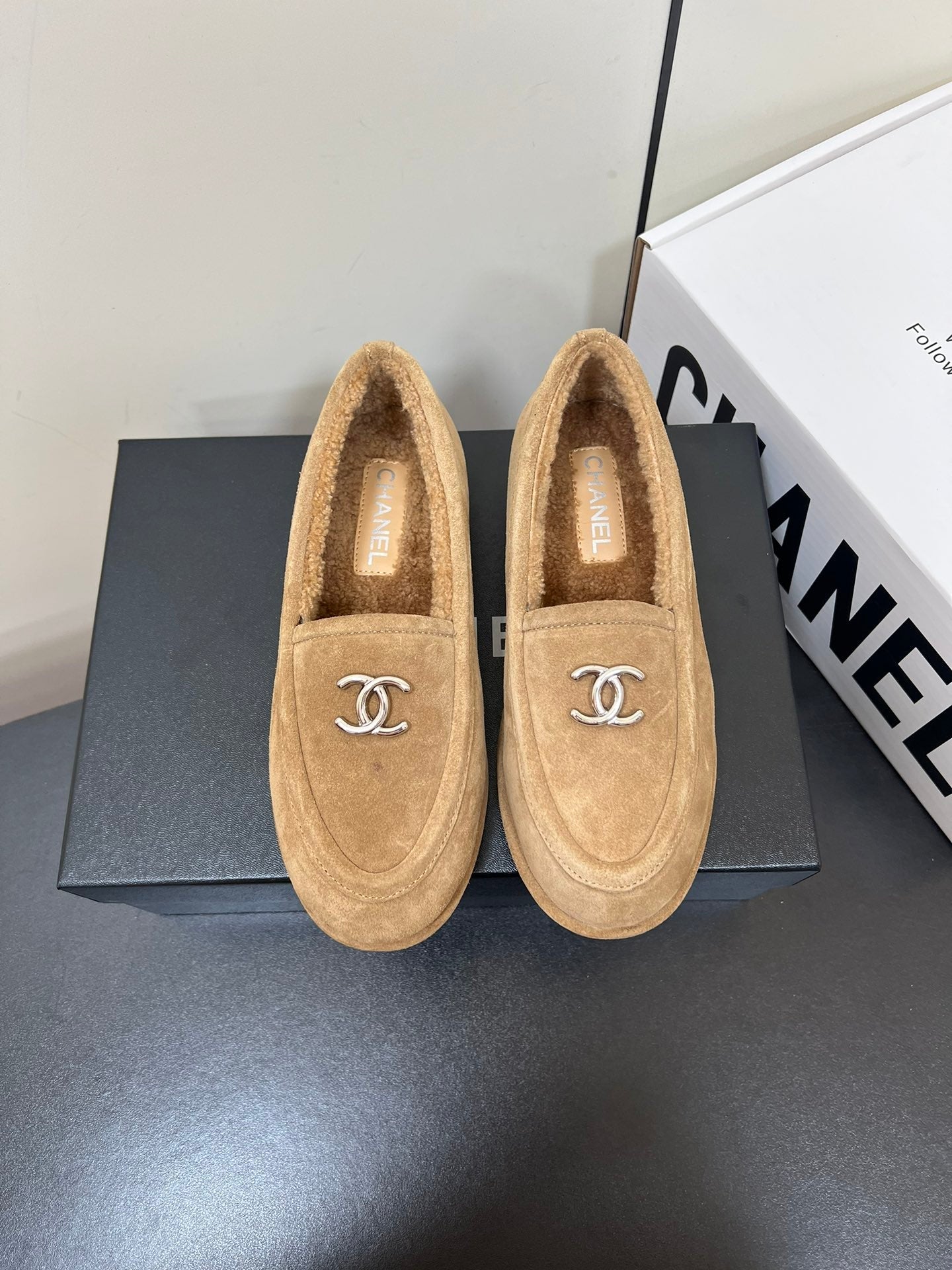 LOAFER IN SEPIA TAN SUEDE AND SOLF FLEECE LINING