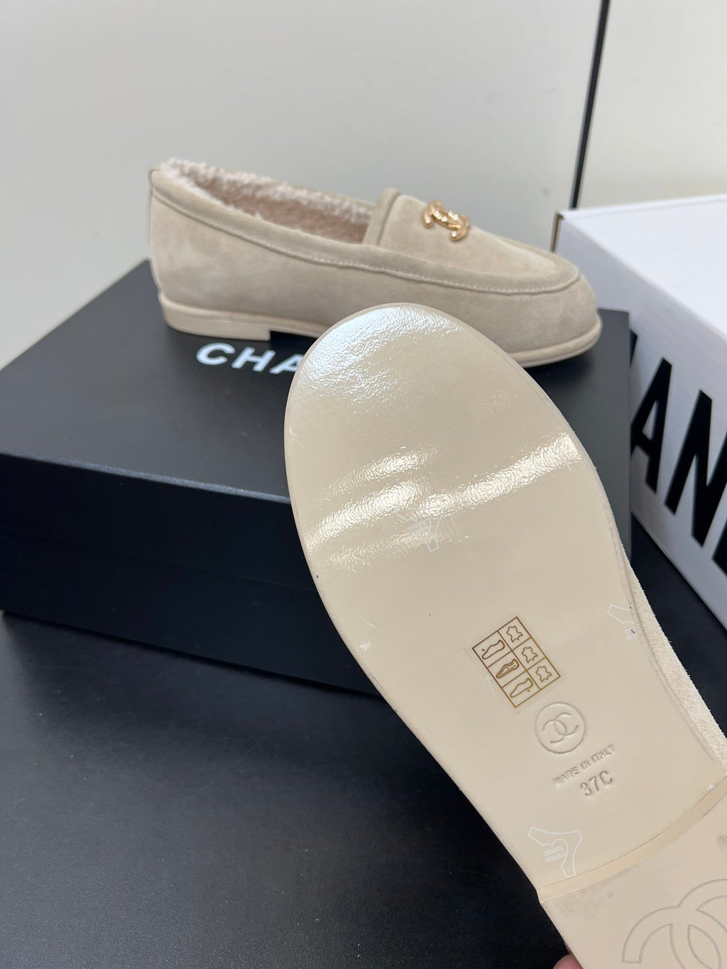 LOAFER IN BEIGE SUEDE AND SOLF FLEECE LINING