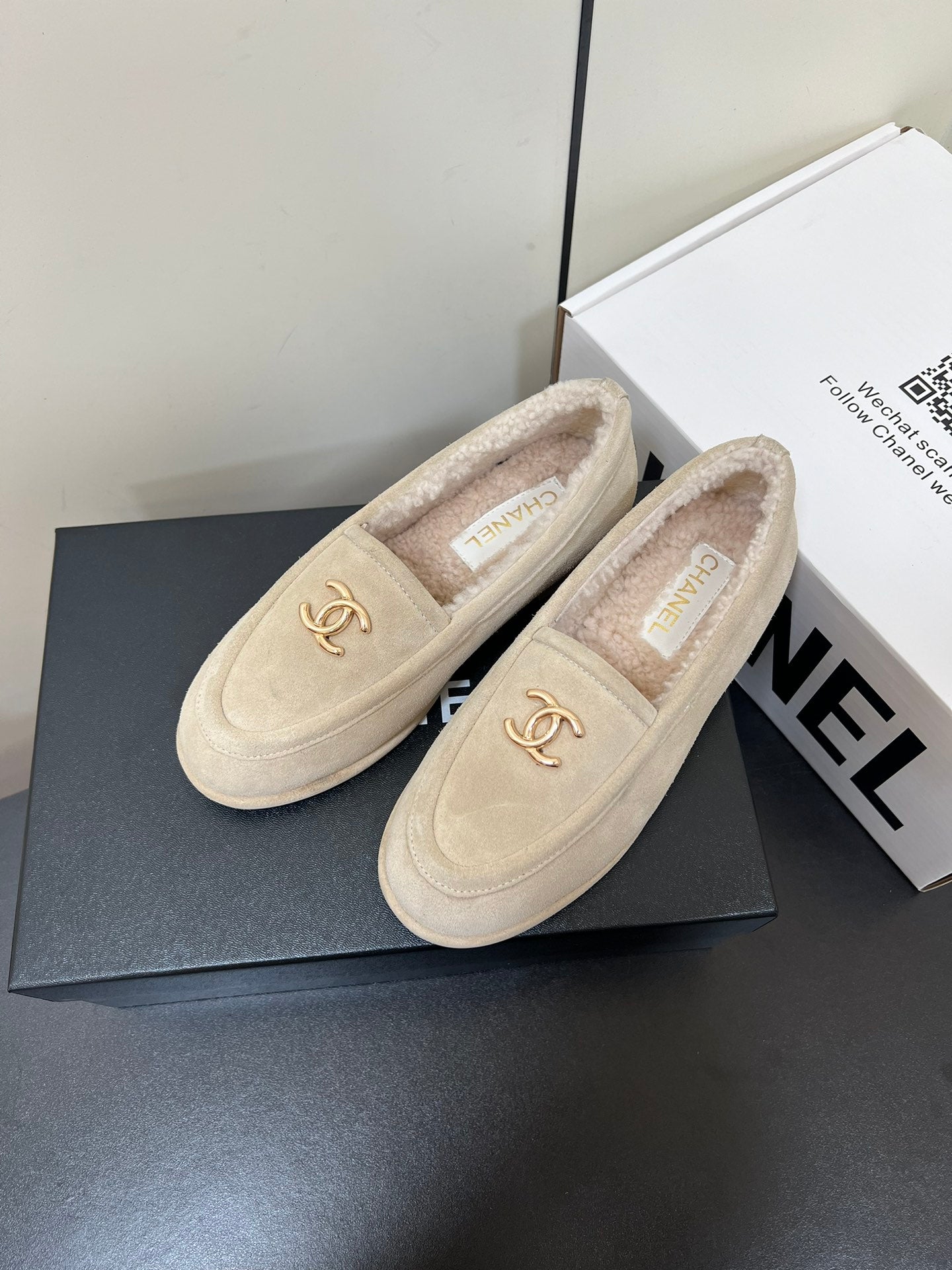 LOAFER IN BEIGE SUEDE AND SOLF FLEECE LINING