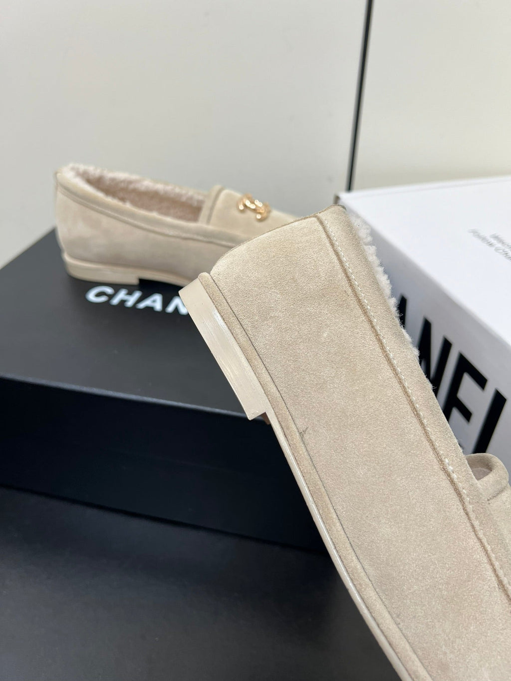 LOAFER IN BEIGE SUEDE AND SOLF FLEECE LINING