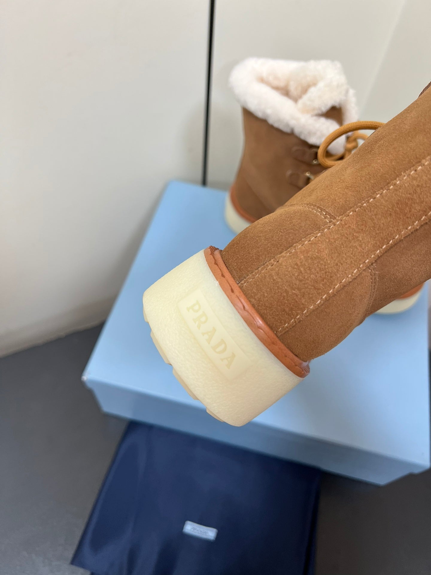 LACE-UP ANKLE BOOTS IN CAMEL SUEDE AND SHEARLING LINING