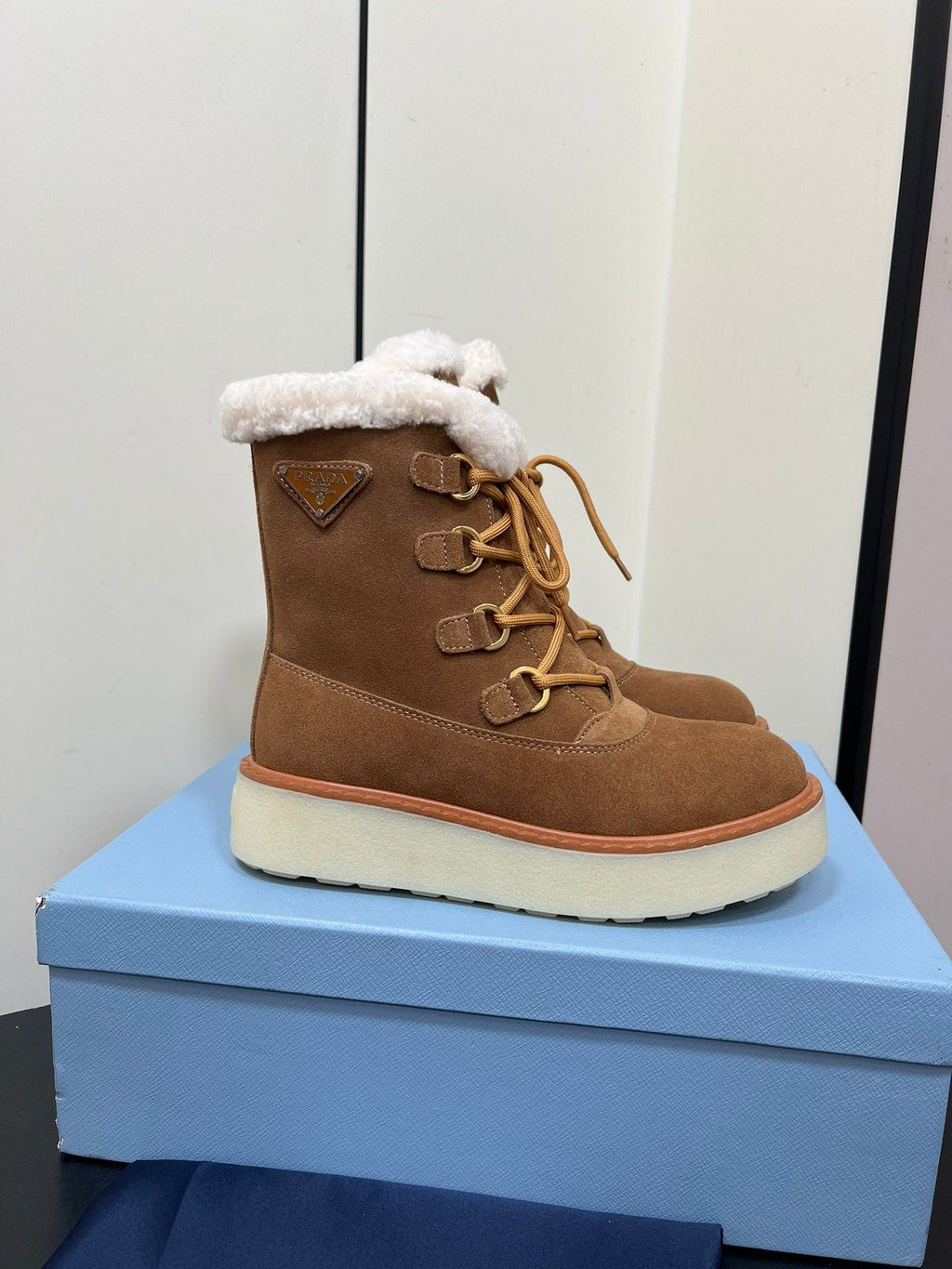 LACE-UP ANKLE BOOTS IN CAMEL SUEDE AND SHEARLING LINING