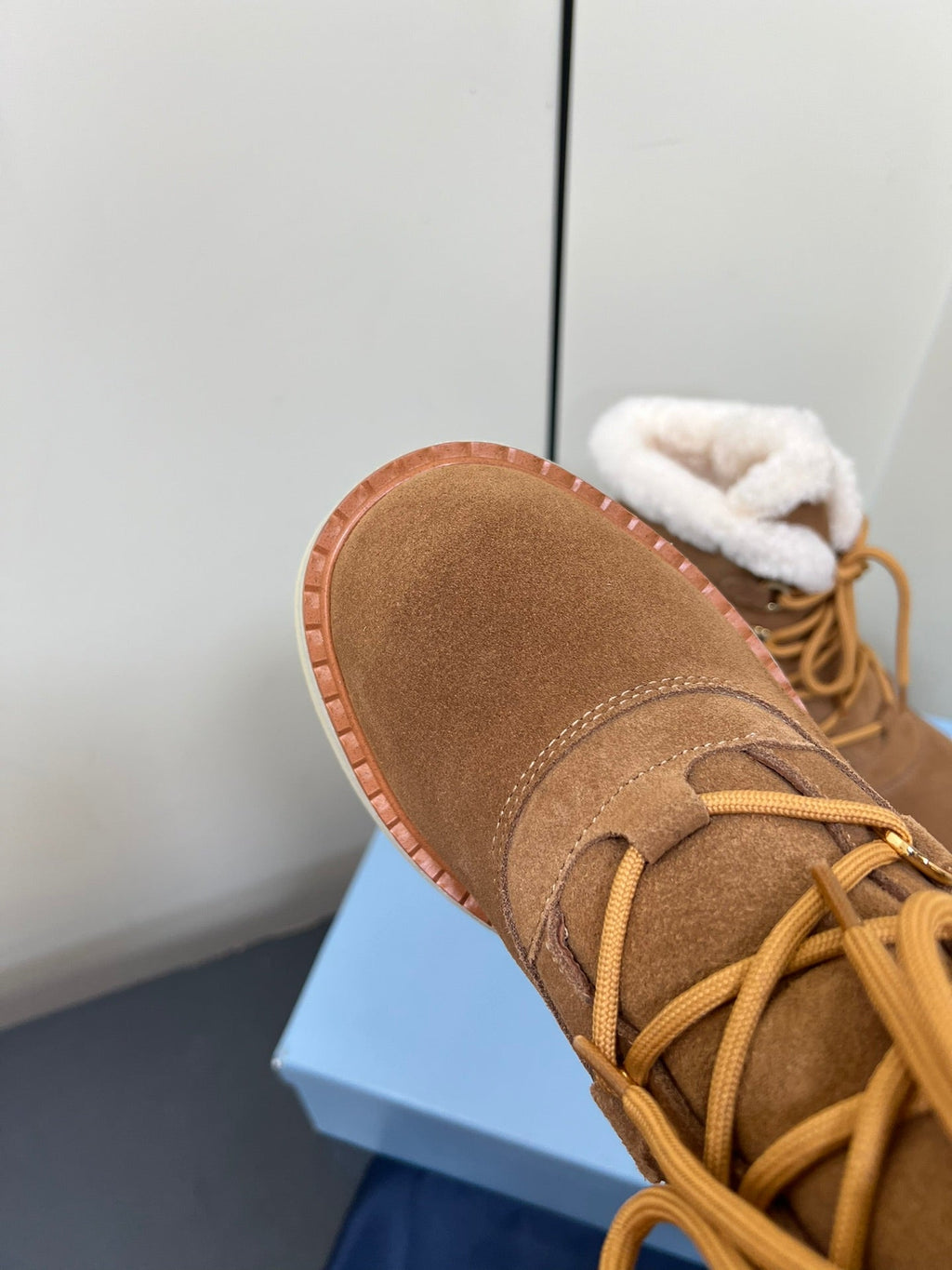 LACE-UP ANKLE BOOTS IN CAMEL SUEDE AND SHEARLING LINING