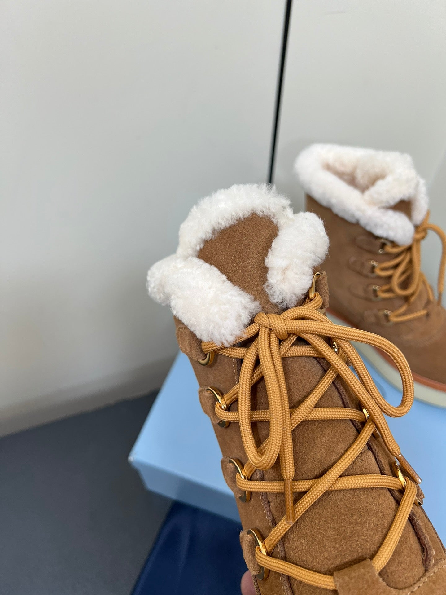 LACE-UP ANKLE BOOTS IN CAMEL SUEDE AND SHEARLING LINING