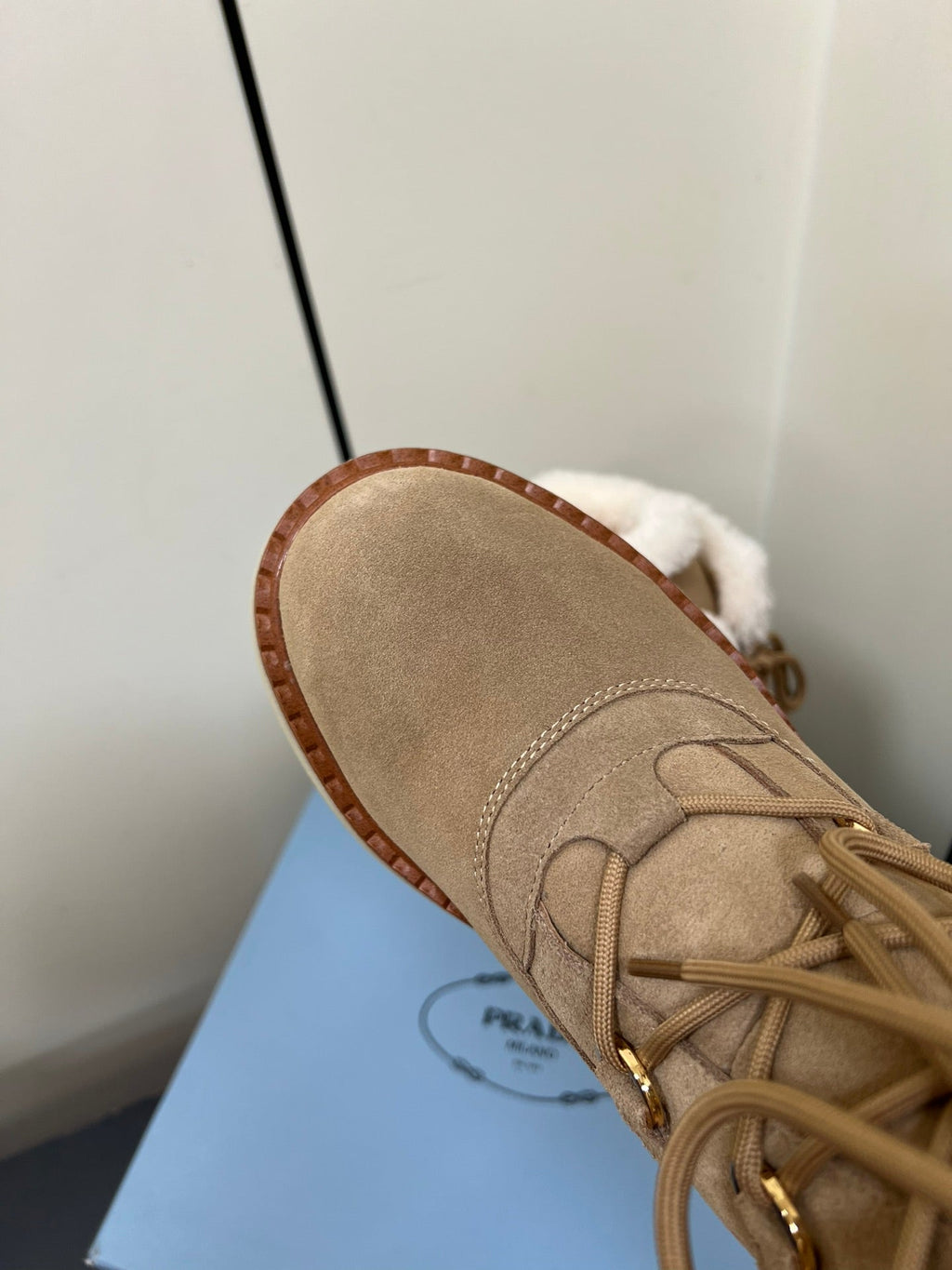 LACE-UP ANKLE BOOTS IN TAN BEIGE SUEDE AND SHEARLING LINING