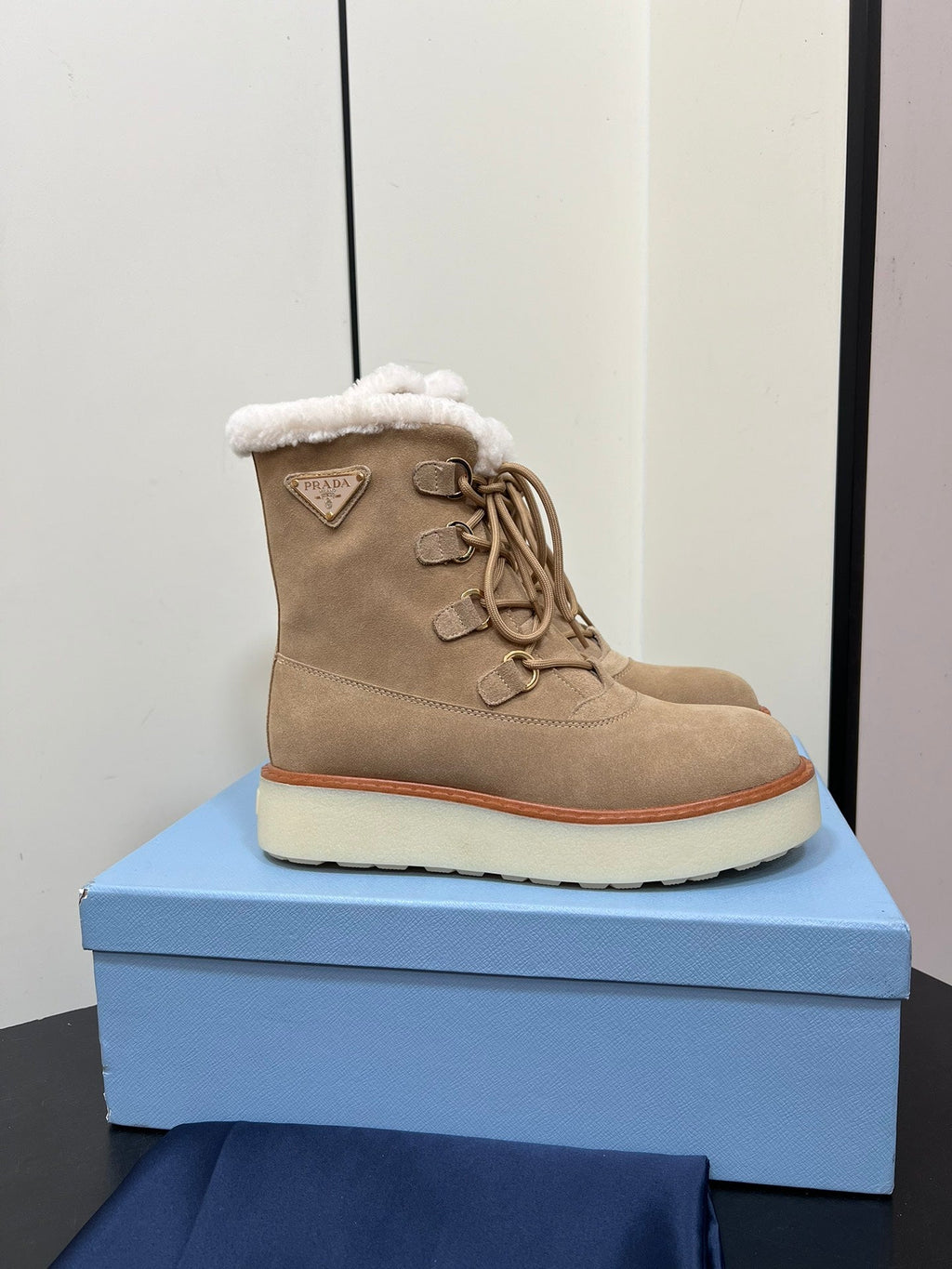 LACE-UP ANKLE BOOTS IN TAN BEIGE SUEDE AND SHEARLING LINING