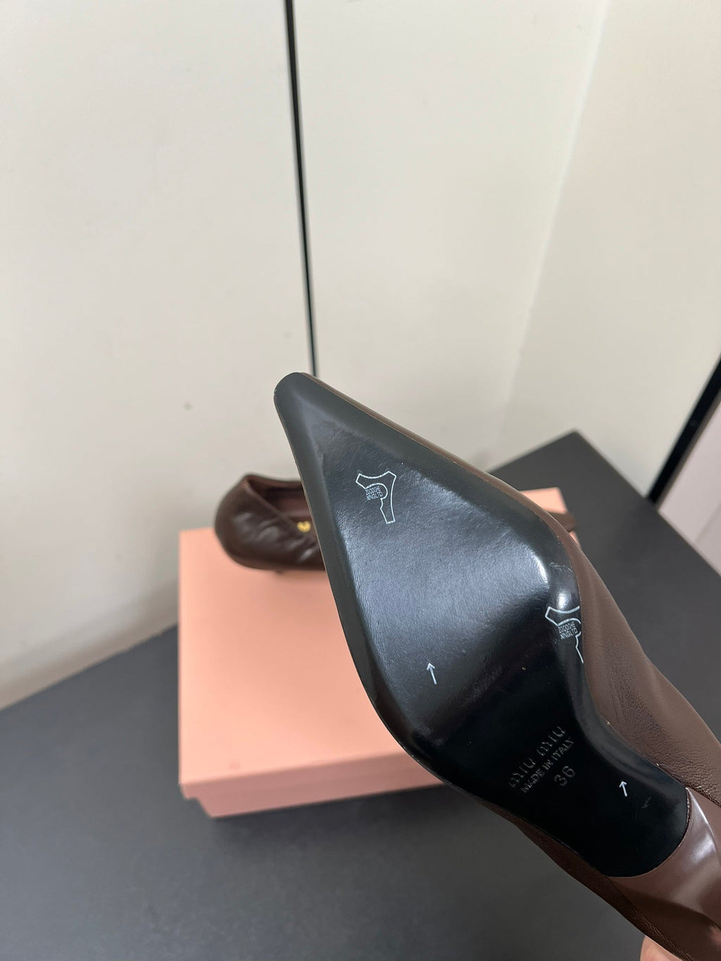 POINTED-TOE MID HEEL PUMPS IN CHOCOLATE SMOOTH LAMBSKIN