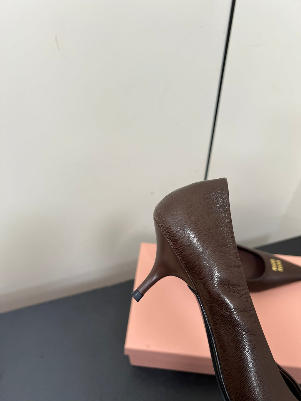 POINTED-TOE MID HEEL PUMPS IN CHOCOLATE SMOOTH LAMBSKIN