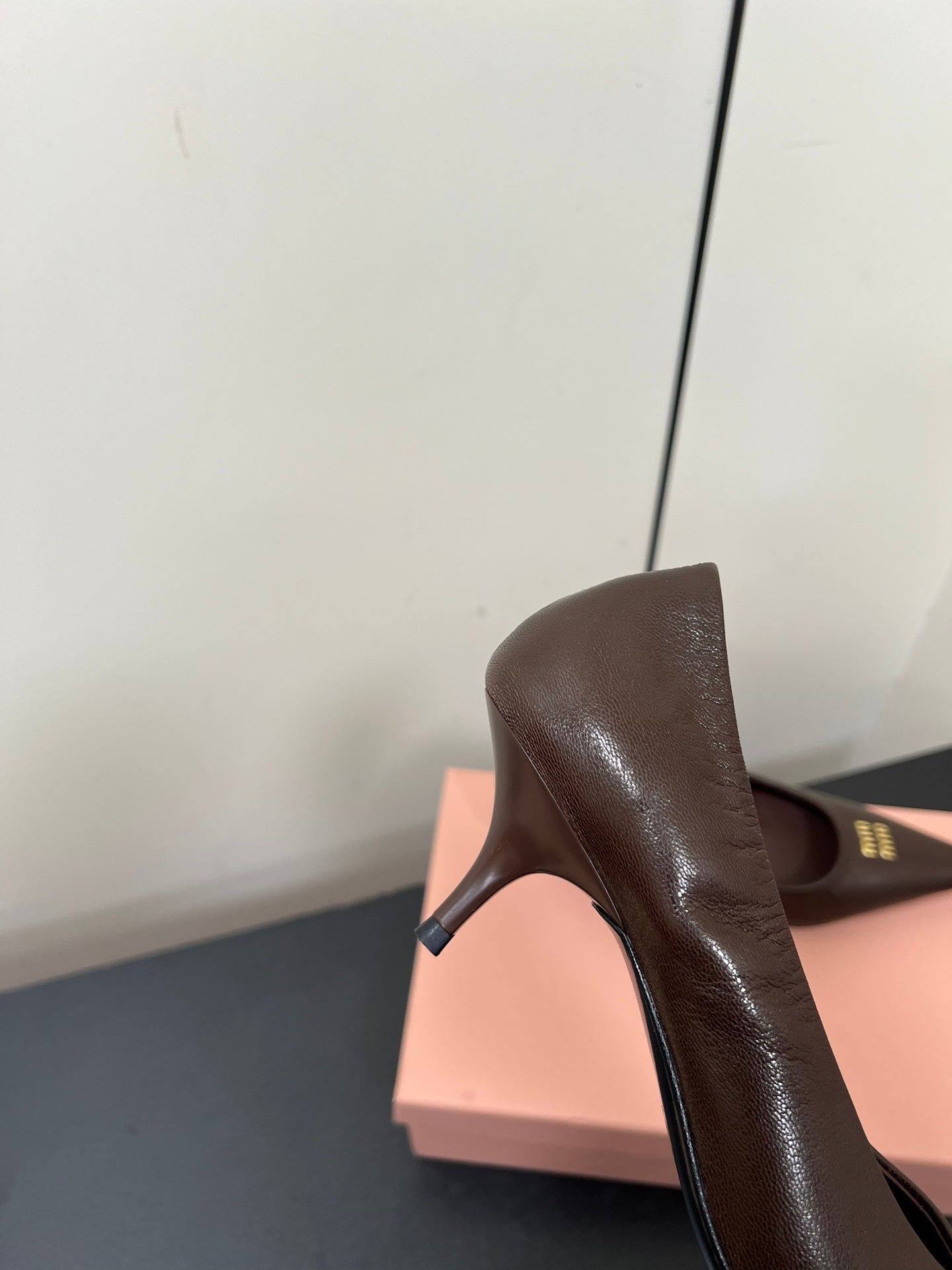 POINTED-TOE MID HEEL PUMPS IN CHOCOLATE SMOOTH LAMBSKIN