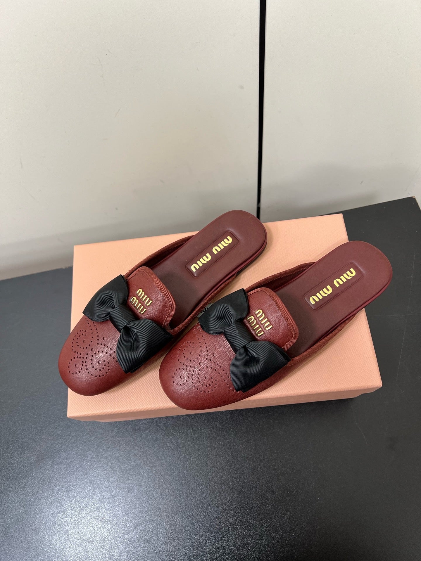 BOW MULES IN RED BROWN SHEEPSKIN