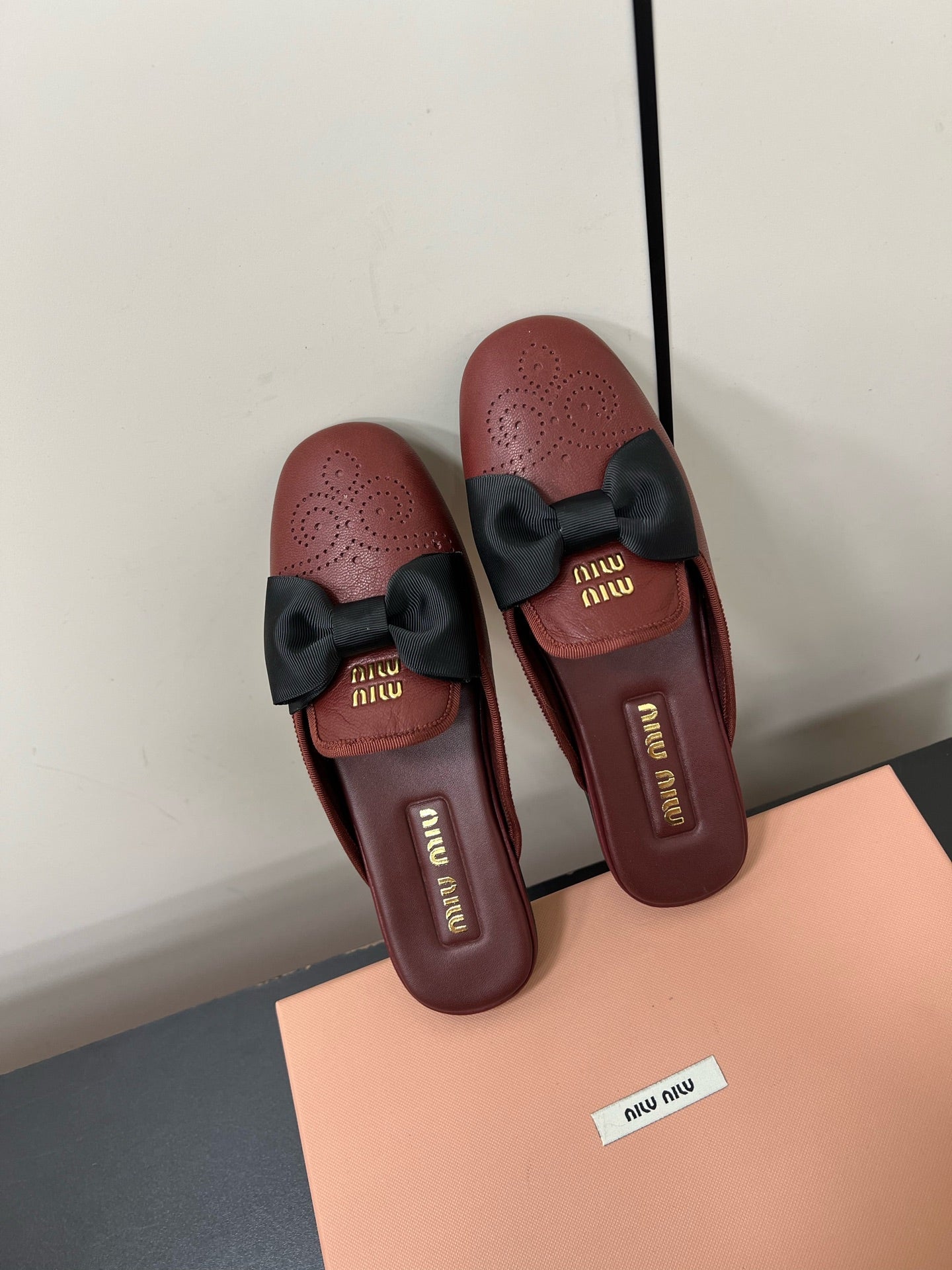 BOW MULES IN RED BROWN SHEEPSKIN