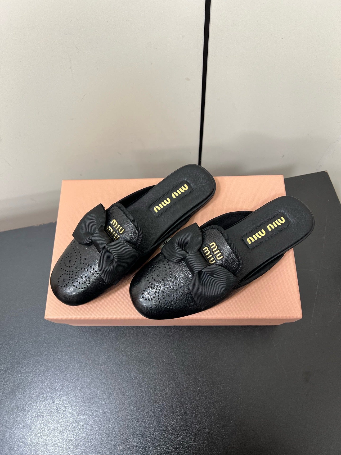 BOW MULES IN BLACK SHEEPSKIN