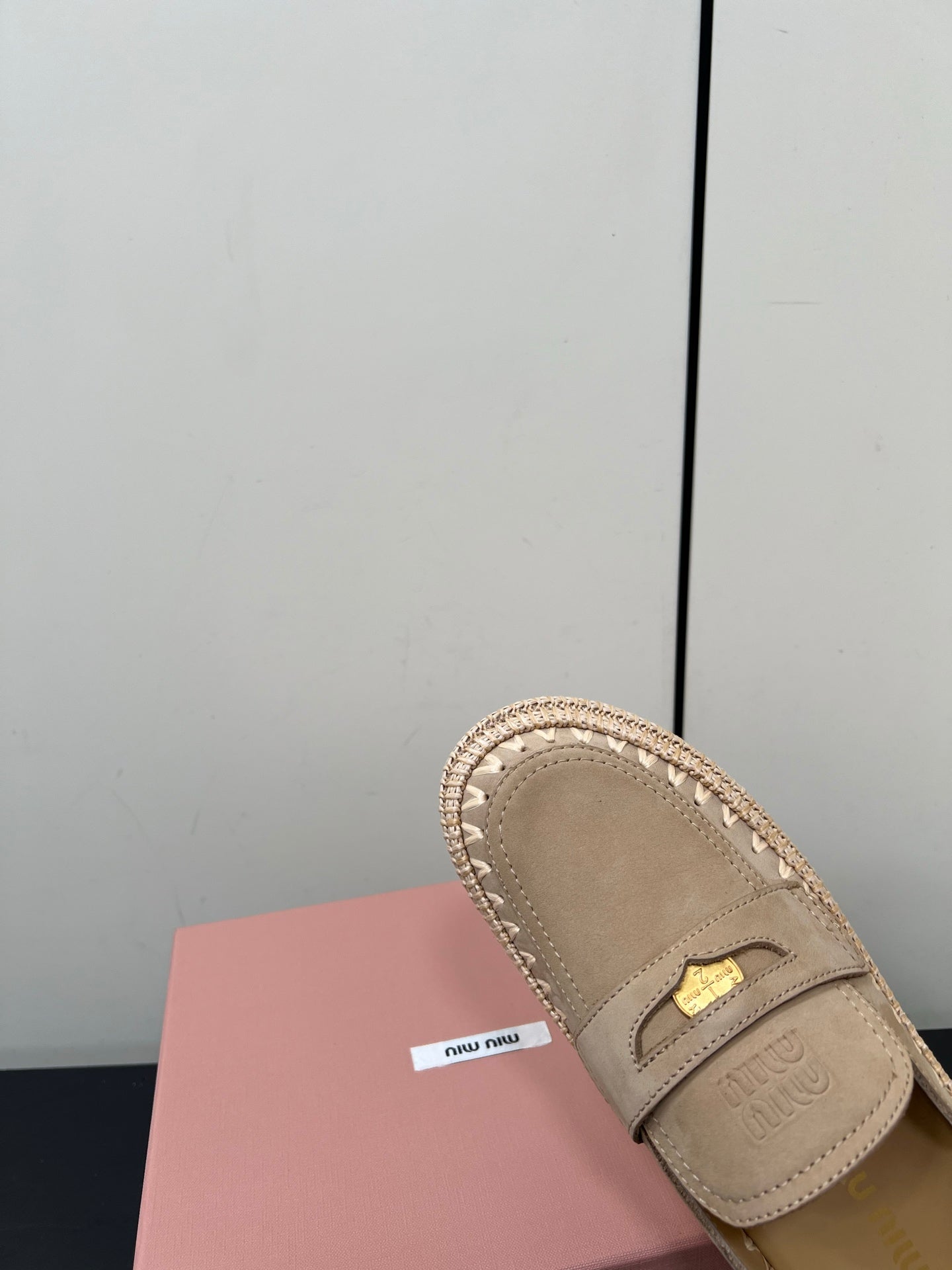 MULES SLIPPERS IN BEIGE SUEDE WITH GOLD COIN