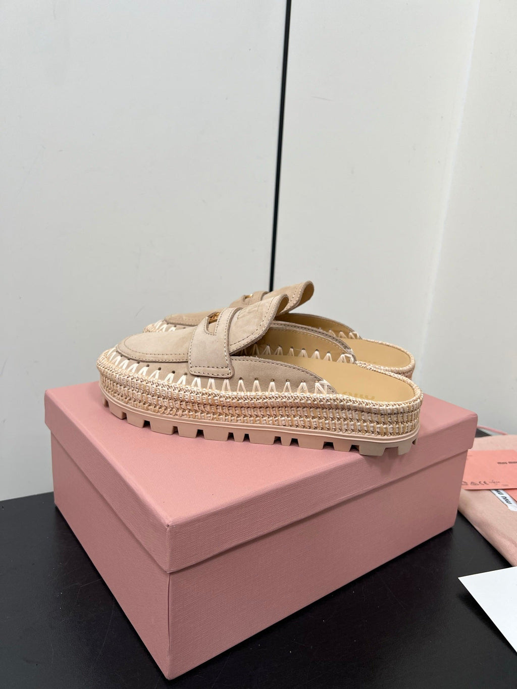 MULES SLIPPERS IN BEIGE SUEDE WITH GOLD COIN