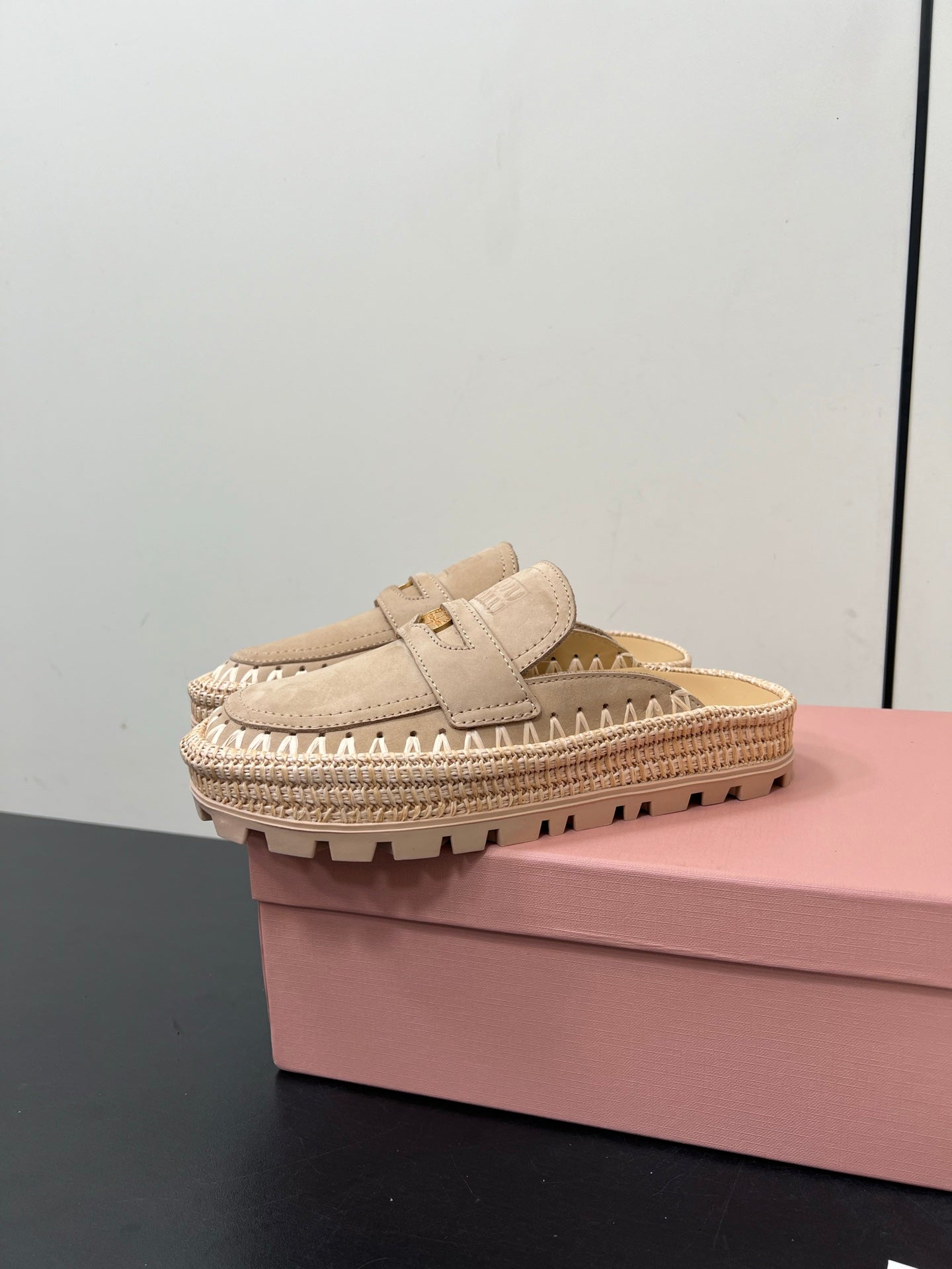 MULES SLIPPERS IN BEIGE SUEDE WITH GOLD COIN