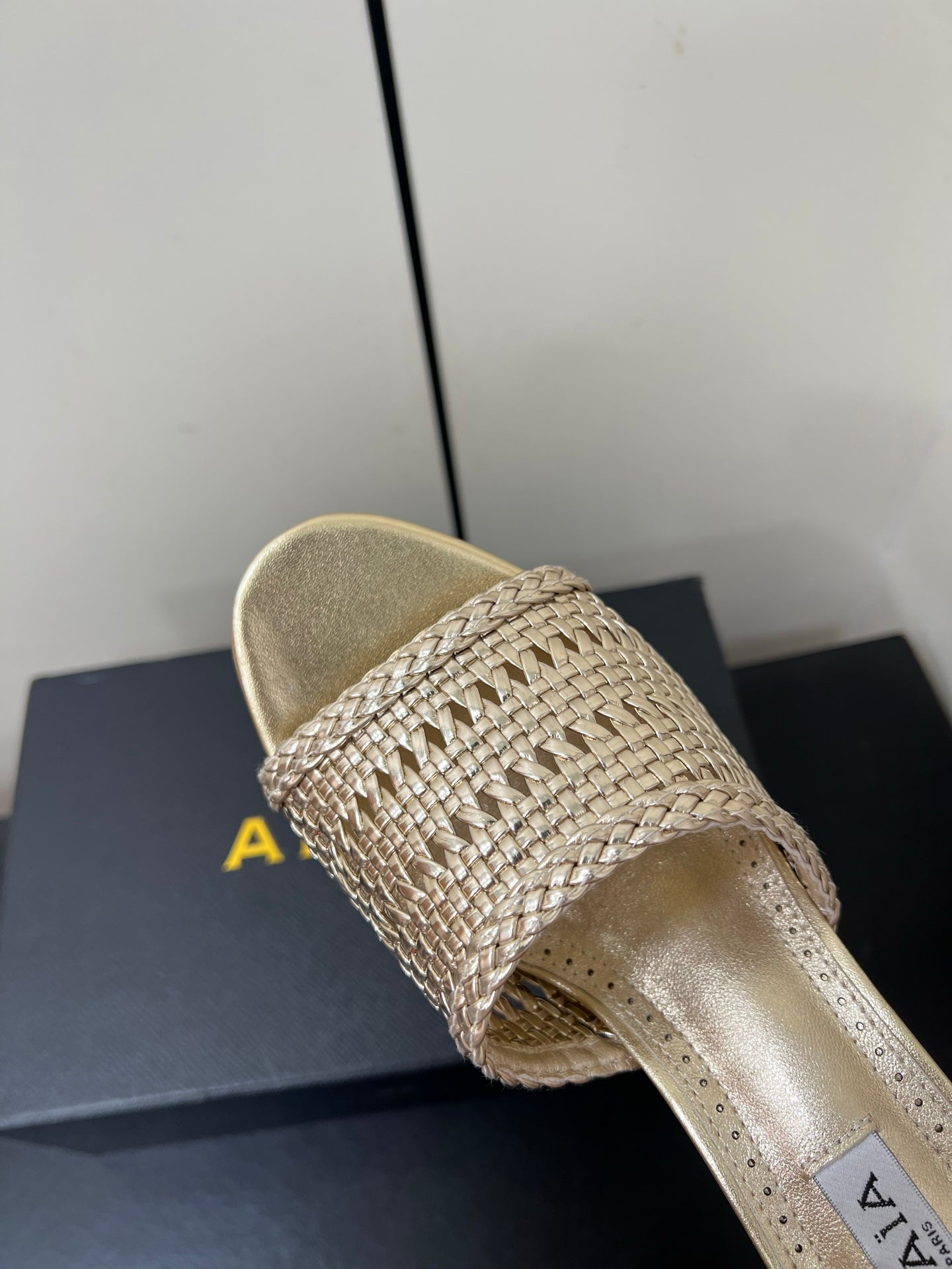 ALAIA HIGH HEEL 25S 70 MM IN GOLD LAMBSKIN WITH WOVEN PATTERN