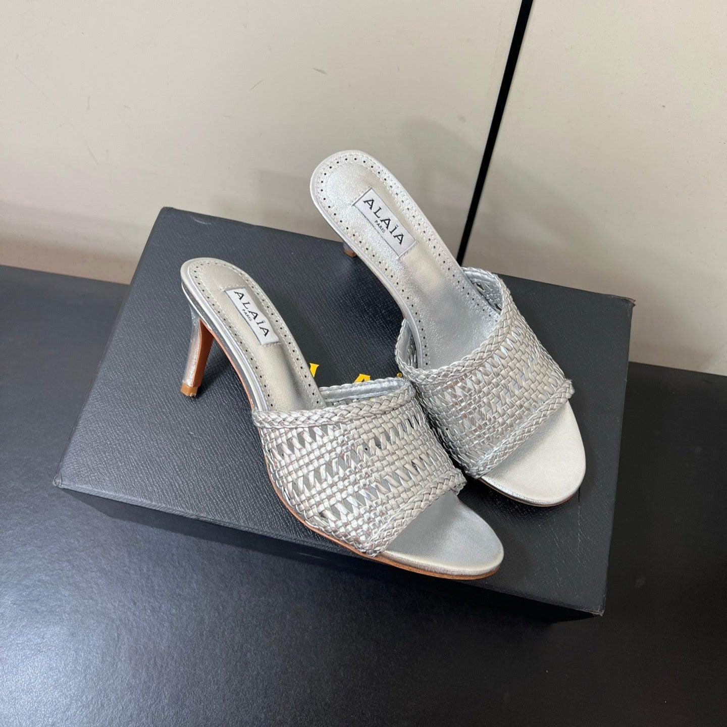 ALAIA HIGH HEEL 25S 70 MM IN SILVER LAMBSKIN WITH WOVEN PATTERN