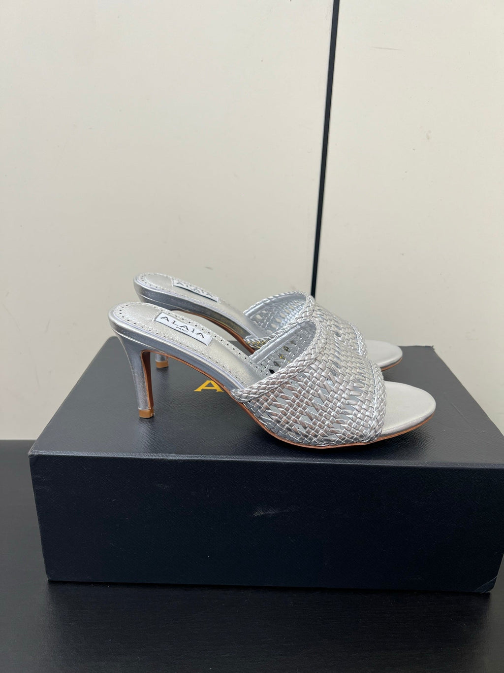 ALAIA HIGH HEEL 25S 70 MM IN SILVER LAMBSKIN WITH WOVEN PATTERN
