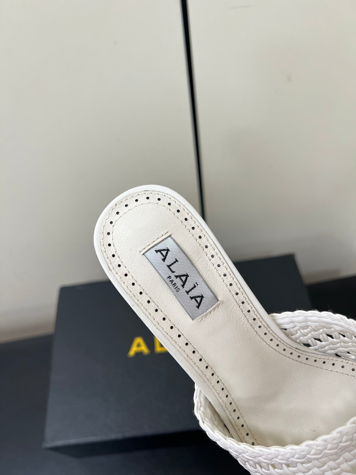 ALAIA HIGH HEEL 25S 70 MM IN WHITE LAMBSKIN WITH WOVEN PATTERN