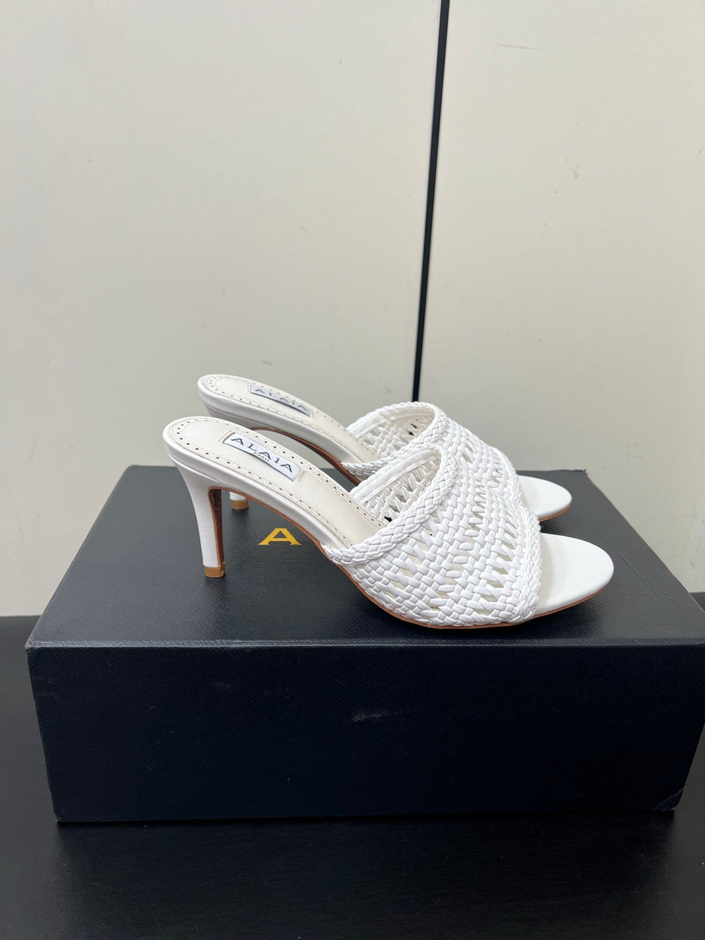 ALAIA HIGH HEEL 25S 70 MM IN WHITE LAMBSKIN WITH WOVEN PATTERN