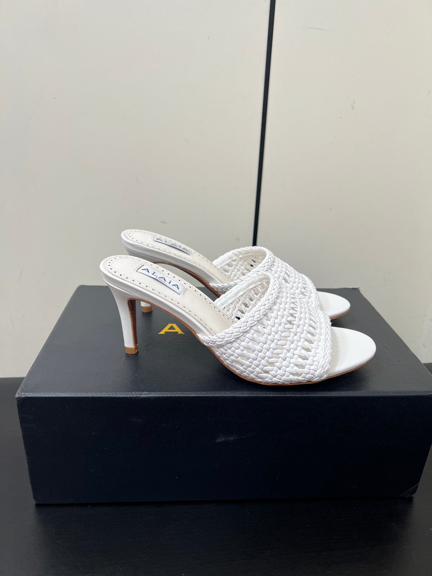 ALAIA HIGH HEEL 25S 70 MM IN WHITE LAMBSKIN WITH WOVEN PATTERN