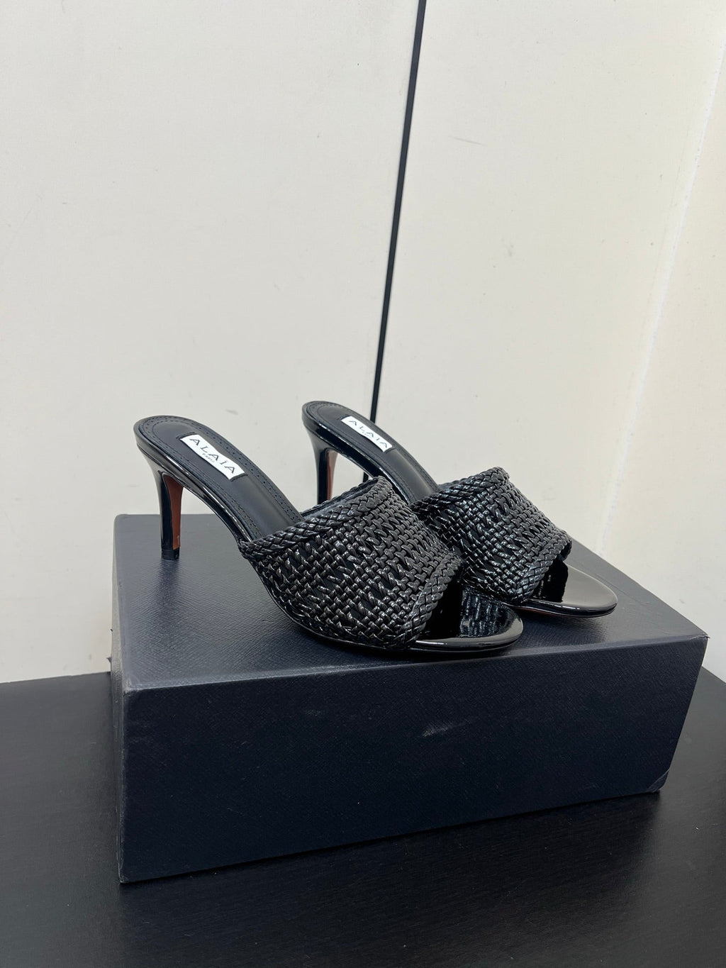 ALAIA HIGH HEEL 25S 70 MM IN BLACK LAMBSKIN WITH WOVEN PATTERN