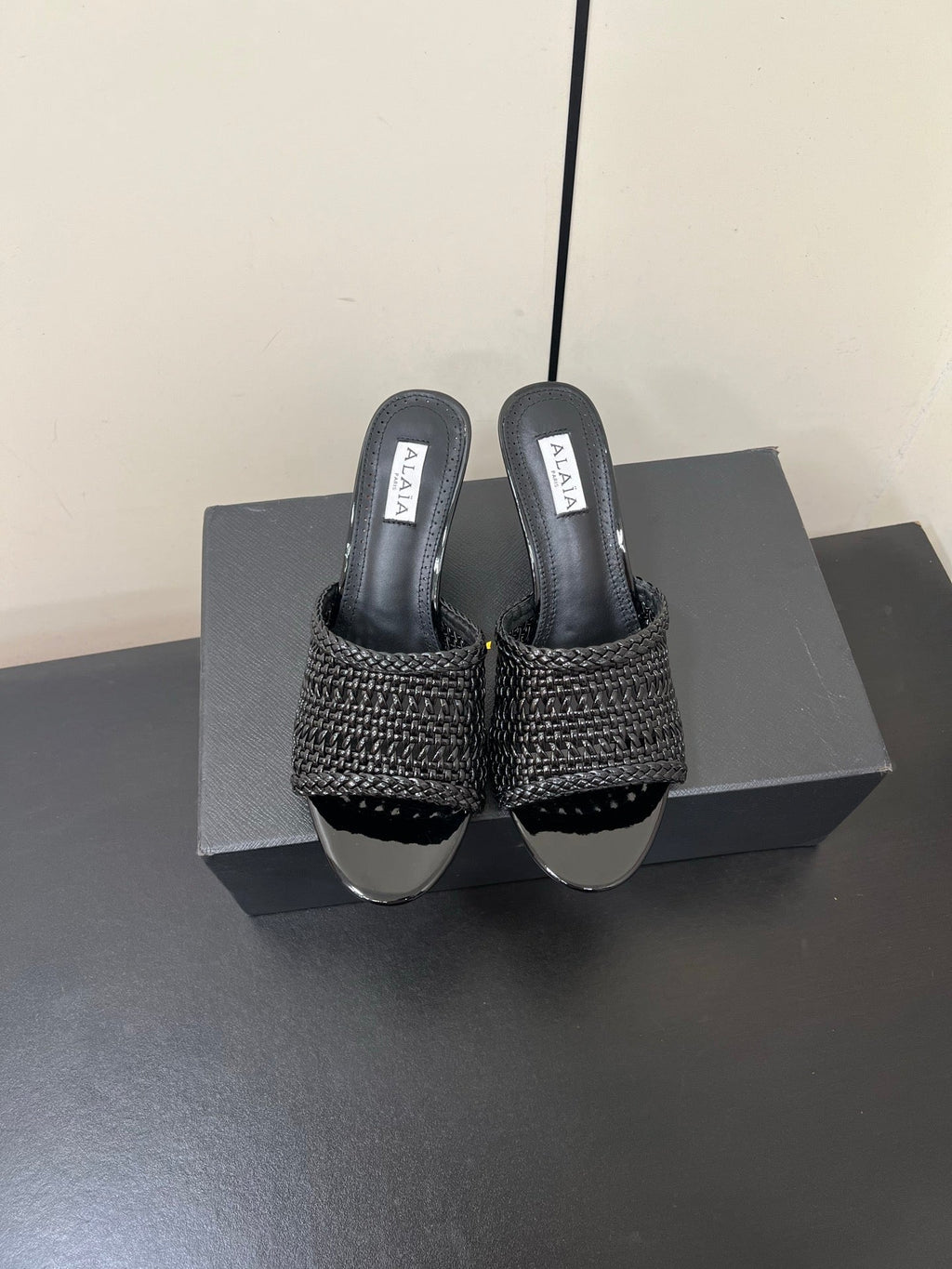 ALAIA HIGH HEEL 25S 70 MM IN BLACK LAMBSKIN WITH WOVEN PATTERN