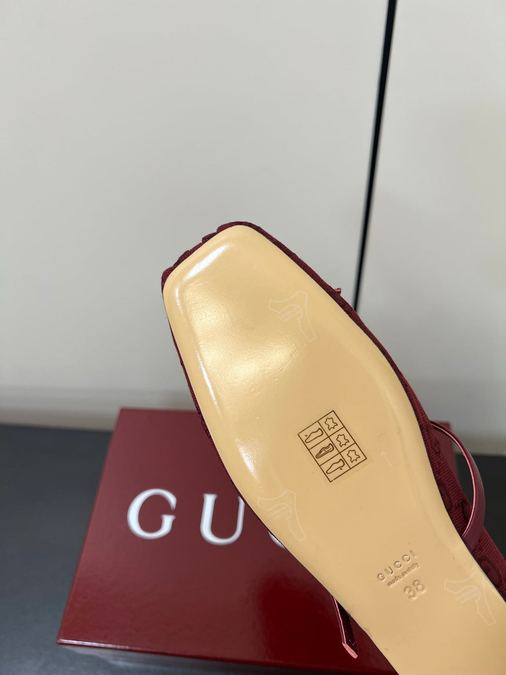 GG MARY JANE 25S IN DARK RED CANVAS WITH GOLD HARDWARE