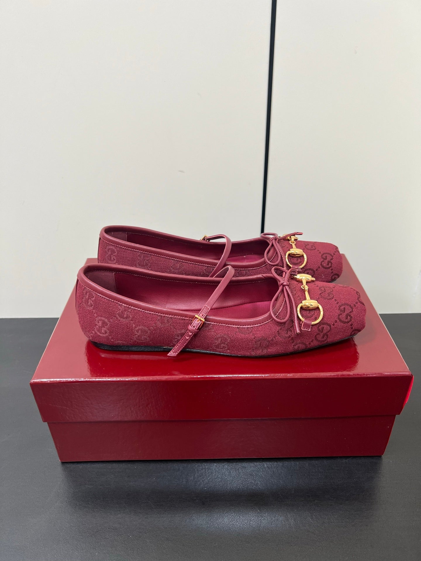 GG MARY JANE 25S IN DARK RED CANVAS WITH GOLD HARDWARE