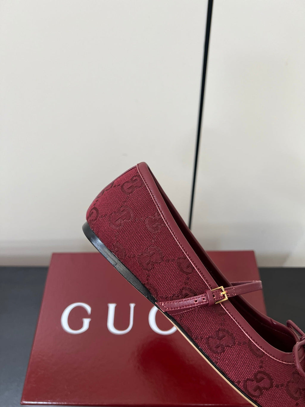 GG MARY JANE 25S IN DARK RED CANVAS WITH GOLD HARDWARE