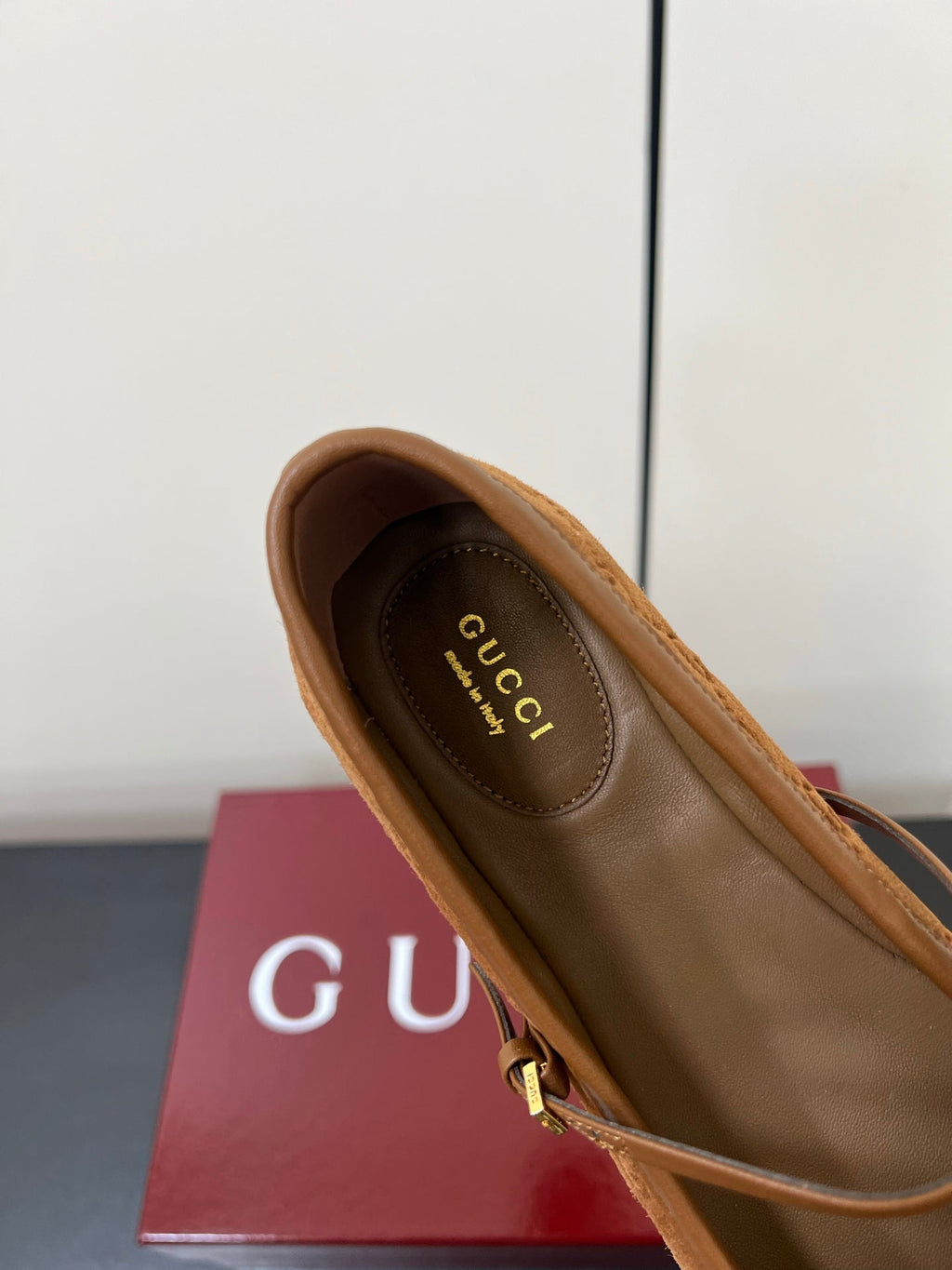 GG MARY JANE 25S IN BROWN SUEDE WITH GOLD HARDWARE