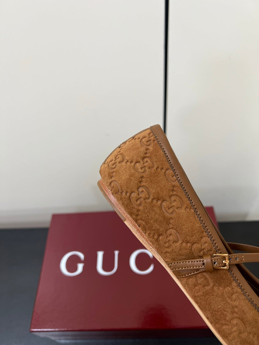 GG MARY JANE 25S IN BROWN SUEDE WITH GOLD HARDWARE