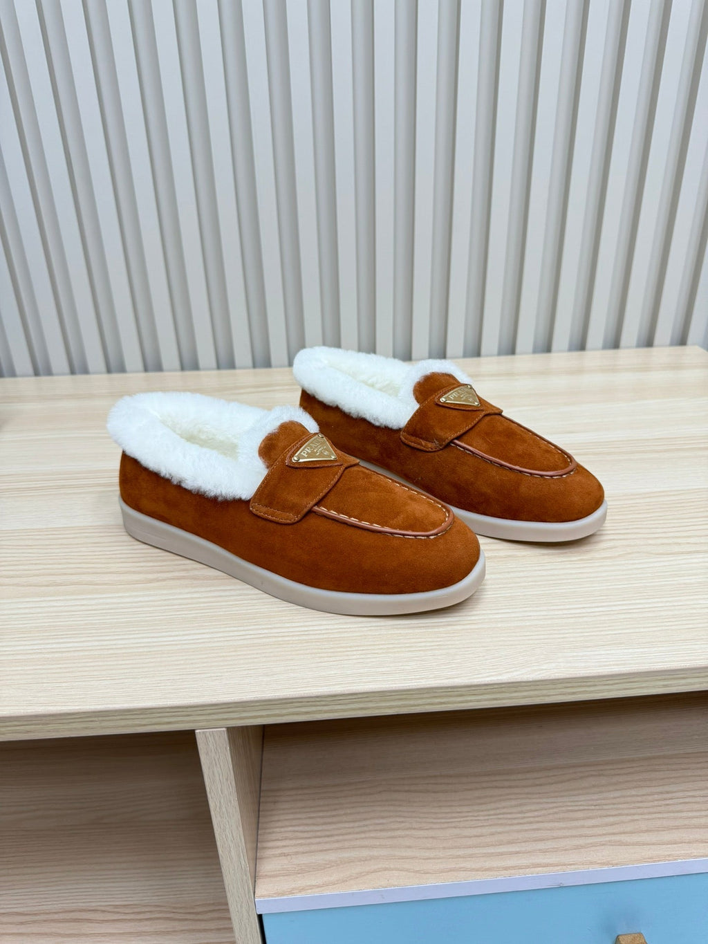 LOAFER IN RED BROWN SUEDE AND FUR LINING ATTACHED TRIANGLE LOGO